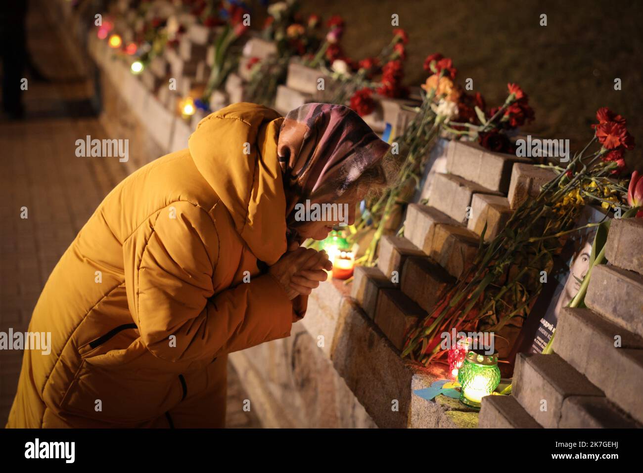 ©PHOTOPQR/LE PARISIEN/Philippe de Poulpiquet ; Kiev ; 20/02/2022 ; Kiev (Ucraina), le 20 février 2022. Commémotation du massacre de Maidan, où une centaine de personnes avaient trouuvé la mort en 2014 lors de ce qu’on a appelé « la révolution de la dignité ». Après des mois de blocage à Maidan, les événements du 20 février 2014 avaient finalement précipité la démission du président de l'époque, Viktor Ianoukovitch. CE samedi, des commémorations se tiennent dans le centre de Kiev, alors que la menace d'une attaque russe et les tensiones s'accroient dans l'est du Pays. - Kyev, Ukr, feb 20th 2022 U Foto Stock