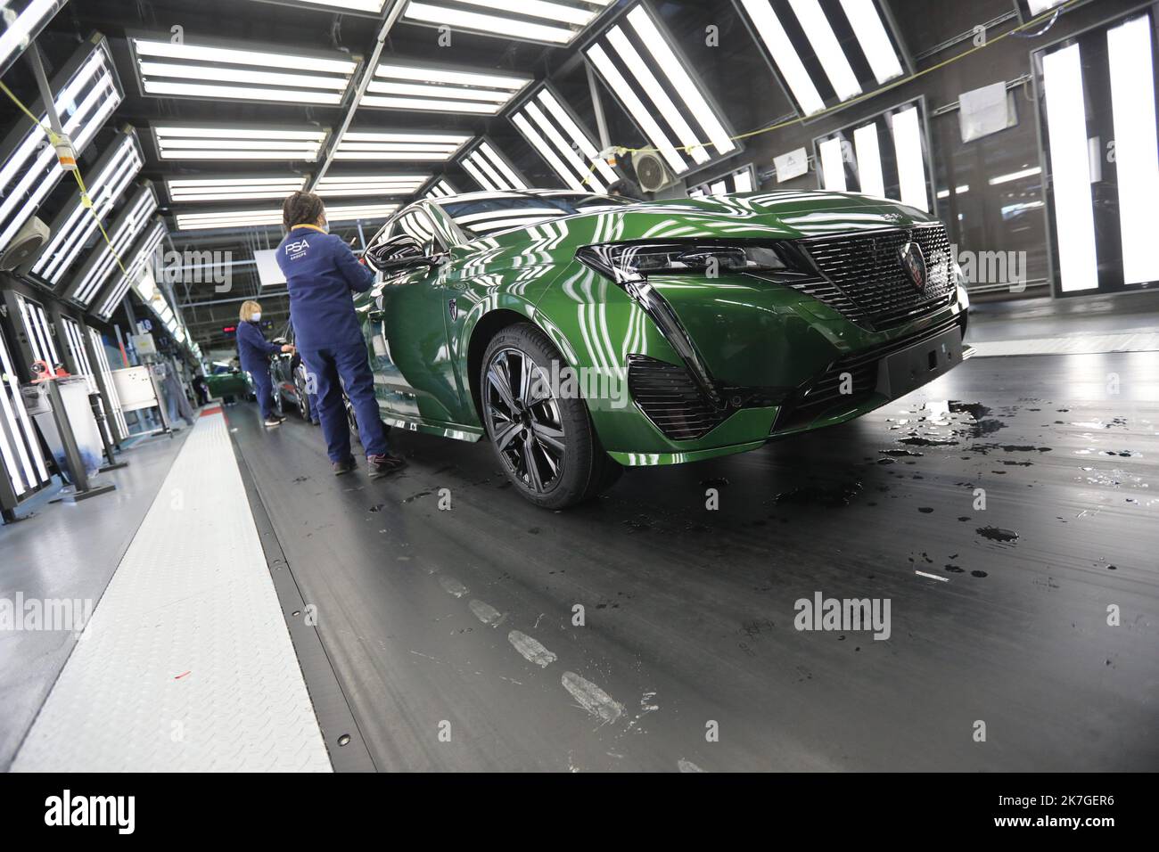 ©PHOTOPQR/l'ALSACE/Vincent VOEGTLIN ; Mulhouse ; 17/02/2022 ; le contrôle étanchéité de la chaine de production de Stellantis Mulhouse (ex PSA) sur les nouvelles Peugeot 308, à Mulhouse le 17 février 2022. Stellantis predice il margine di profitto a doppia cifra 2022 dopo il topping 2021 obiettivo Stellantis dice il margine di profitto operativo di anno pieno di obiettivo 11,8% superiore; gli esperti di automaker un altro margine a doppia cifra in 2022. Mulhouse, Francia, feb 2022 Foto Stock