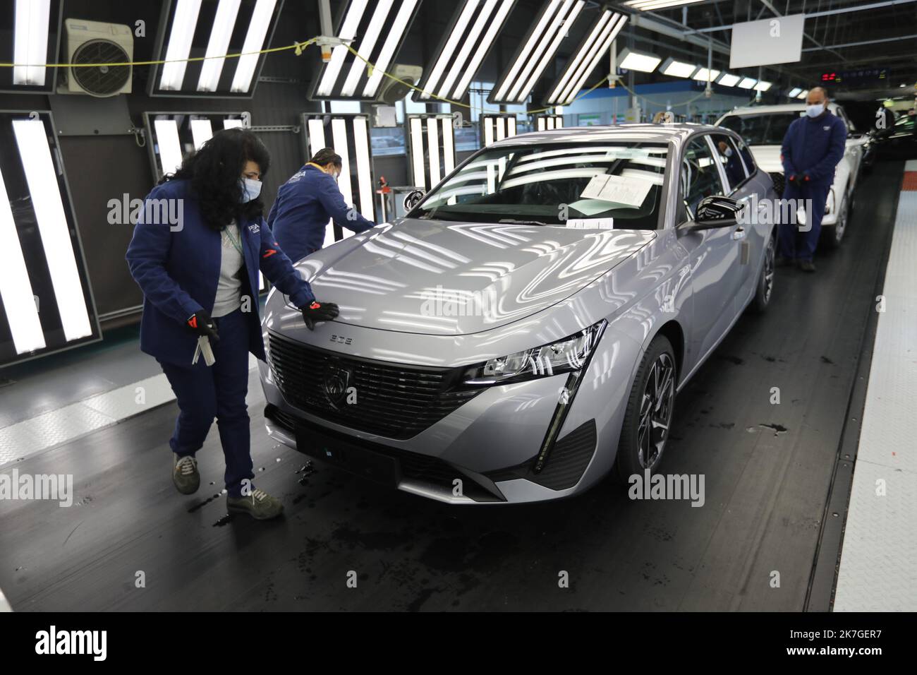 ©PHOTOPQR/l'ALSACE/Vincent VOEGTLIN ; Mulhouse ; 17/02/2022 ; le contrôle étanchéité de la chaine de production de Stellantis Mulhouse (ex PSA) sur les nouvelles Peugeot 308, à Mulhouse le 17 février 2022. Stellantis predice il margine di profitto a doppia cifra 2022 dopo il topping 2021 obiettivo Stellantis dice il margine di profitto operativo di anno pieno di obiettivo 11,8% superiore; gli esperti di automaker un altro margine a doppia cifra in 2022. Mulhouse, Francia, feb 2022 Foto Stock