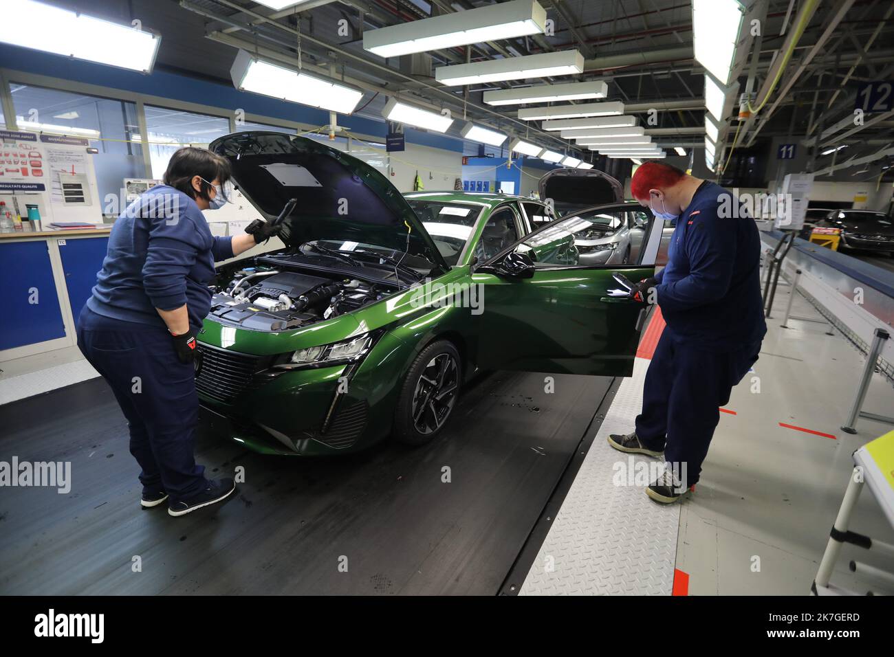 ©PHOTOPQR/l'ALSACE/Vincent VOEGTLIN ; Mulhouse ; 17/02/2022 ; le contrôle étanchéité de la chaine de production de Stellantis Mulhouse (ex PSA) sur les nouvelles Peugeot 308, à Mulhouse le 17 février 2022. Stellantis predice il margine di profitto a doppia cifra 2022 dopo il topping 2021 obiettivo Stellantis dice il margine di profitto operativo di anno pieno di obiettivo 11,8% superiore; gli esperti di automaker un altro margine a doppia cifra in 2022. Mulhouse, Francia, feb 2022 Foto Stock