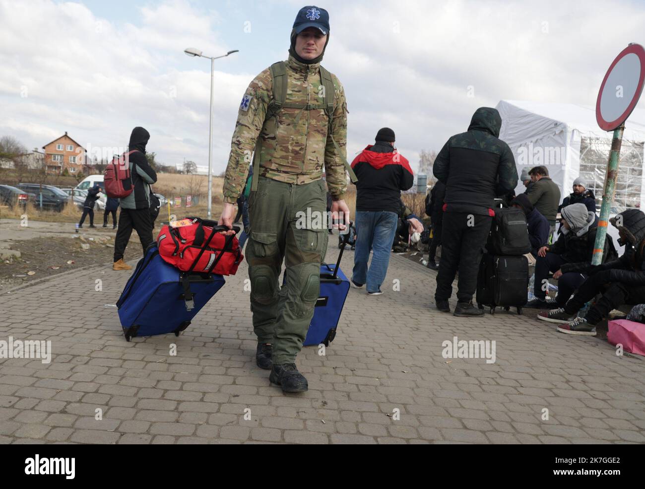 ©PHOTOPQR/l'ALSACE/Darek SZUSTER ; ; 28/02/2022 ; Anthony, jeune comédien canadien s'apprête à franchir la frontière à Medyka pour aller en Ukraine. Il espère de récupérer une arme et rejoindre le front . Rifugiati ucraini a Przemysl in Polonia. Le famiglie arrivano dall'Ucraina e attraversano i sentieri con uomini ucraini che ritornano in Ucraina per combattere Foto Stock