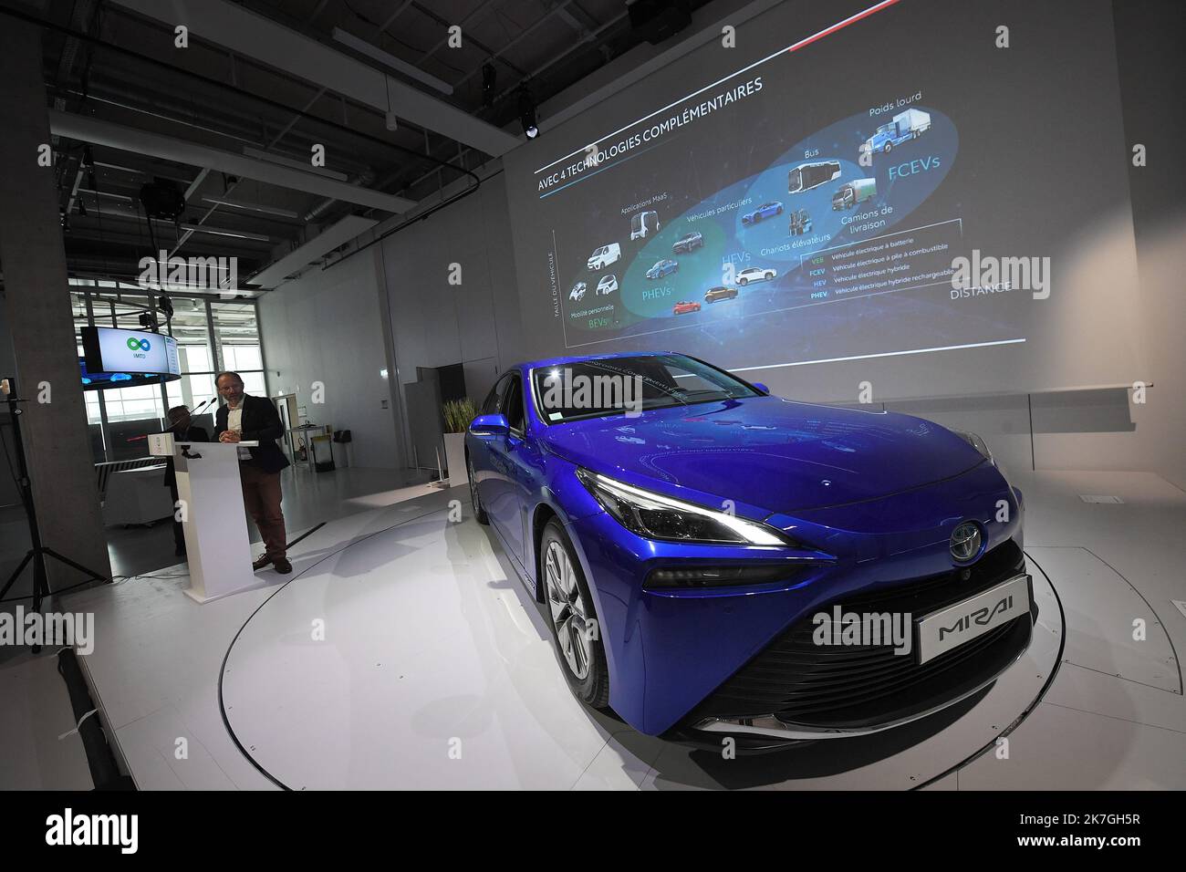 ©PHOTOPQR/VOIX DU NORD/PIERRE ROUANET ; 01/03/2022 ; FAMARS, LE 01/03/2022. La Toyota Mirai, voiture a hydrogen, presentee a l'IMTD (institut des mobilites et des transports durables) de Famars, et sur sa piste d'essai Gyrovia. FOTO PIERRE ROUANET LA VOIX DU NORD - Famars, Francia, marzo 1st 2022 la Toyota Mirai, un'auto a idrogeno, ha presentato all'IMTD (Istituto per la mobilità sostenibile e i trasporti) di Famars, e sulla sua pista di prova Gyrovia. Foto Stock