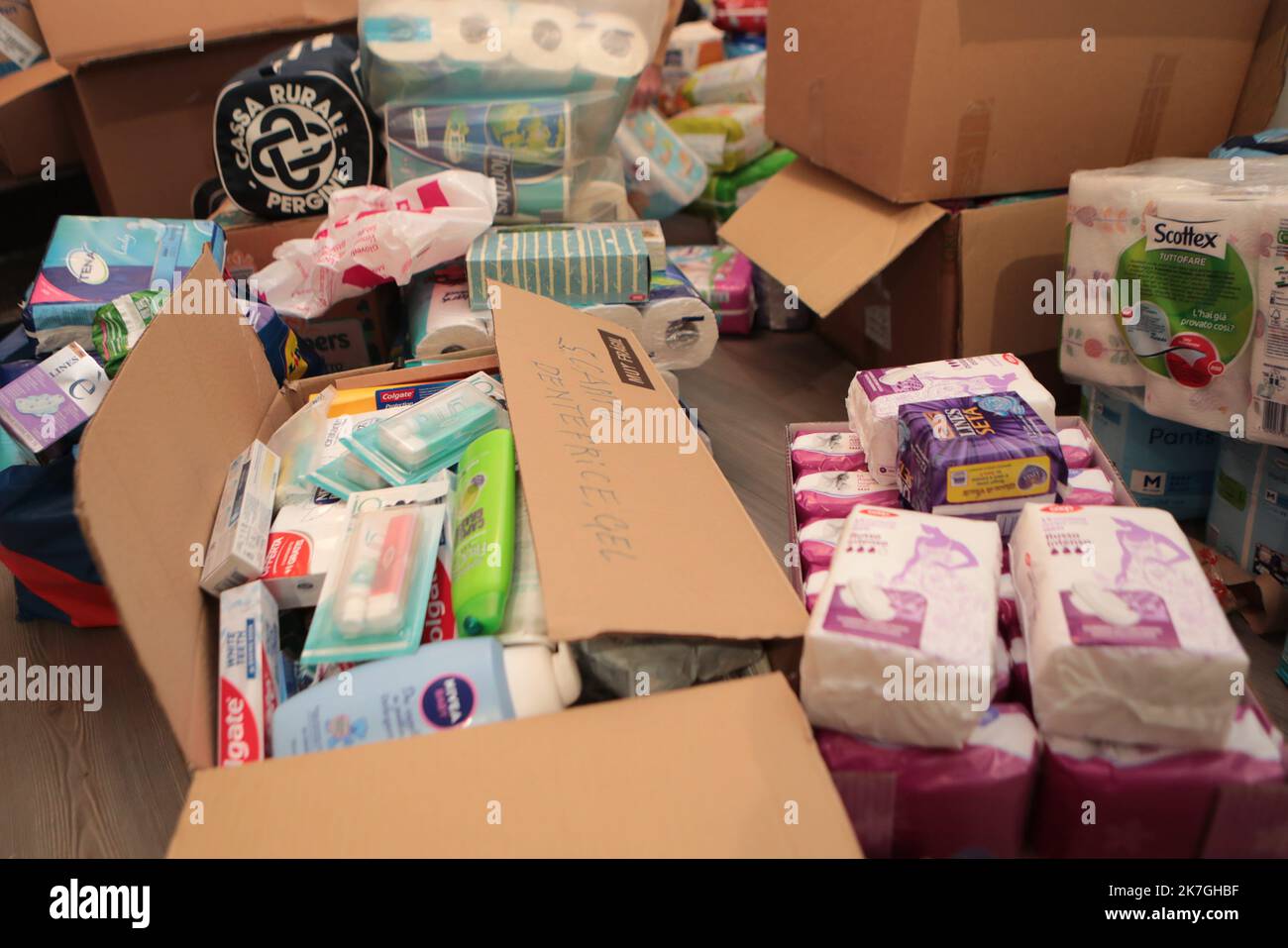 ©Pierre Teyssot/MAXPPP ; Ucraina conflitto in Russia - la mobilitazione dell'Ucraina in Europa. Pergine Valsugana, Italia il 1 marzo 2022. Volontari e ucraini di Kharkiv e Leopoli che vivono in Italia preparano bisogni essenziali, cibo e medicine da inviare in Ucraina per aiutare il loro paese dopo 5 giorni di guerra contro la Russia. Â© Pierre Teyssot / Maxppp - attraversando il confine con Medyka per andare in Ucraina, alcune persone sperano di trovare un'arma e unirsi al fronte. Foto Stock