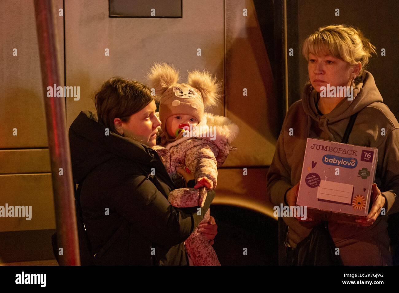 ©Simon Becker / le Pictorium/MAXPPP - Hrebenne 05/03/2022 Simon Becker / le Pictorium - 5/3/2022 - Poologne / Hrebenne - une mere tient sa fille dans ses bras au poste de controle frontalier de Hrebenne, en Ukraine. / 5/3/2022 - Polonia / Hrebenne - Una madre tiene la figlia al valichi di frontiera di Hrebenne con l'Ucraina Foto Stock