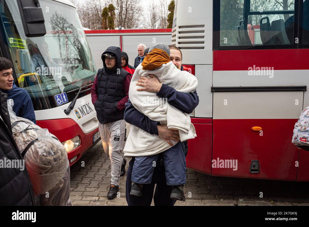 ©Simon Becker / le Pictorium/MAXPPP - Korczowa 06/03/2022 Simon Becker / le Pictorium - 6/3/2022 - Poologne / Jaroslaw / Korczowa - un homme tient son enfant dans ses bras apres etre arrive au center commercial Korczowa Dolina, Qui sert de point d'accueil massif pour les personnes fuyant la guerre en Ukraine. / 6/3/2022 - Polonia / Jaroslaw / Korczowa - Un uomo tiene il suo bambino dopo essere arrivato al Kornzowa Dolina Mall che serve come un massiccio punto di accoglienza per le persone in fuga dalla guerra in Ucraina. Foto Stock