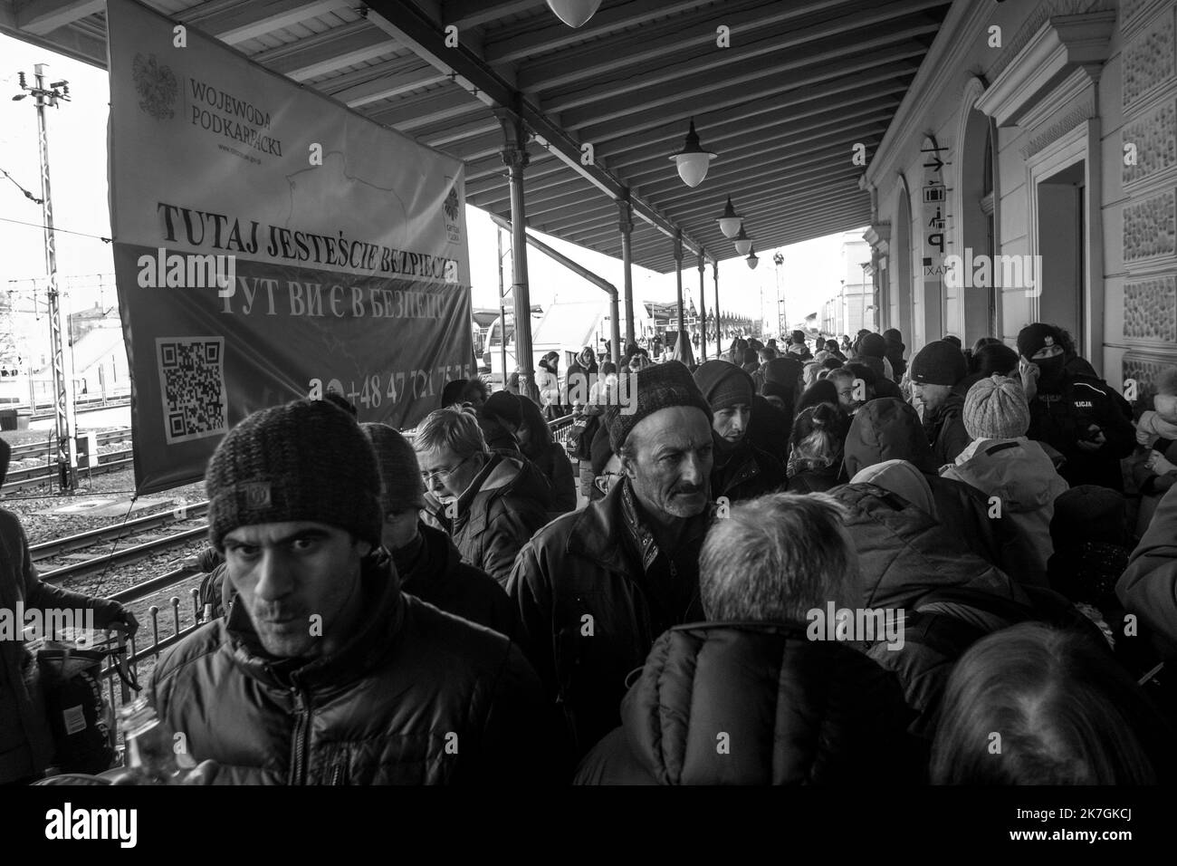 ©Michael Bunel / le Pictorium/MAXPPP - Przemysl 03/03/2022 Michael Bunel / le Pictorium - 3/3/2022 - Poologne / Przemysl - la gare de Przemysl est devenue en une semaine de confit un center d'accueil et une plateforme logistique pour les helies qui fuient la gare. Des Trains arrivent de Kiev et Lviv quand d'autres Trains emmenent les Rifugies vers Cracovie et Varsovie. Selon l'ONU, depuis le debut de l'invasion de l'Ukraine par l'armee russe, pres d'un million de personnes auraient fuit le Pays. 3 marzo 2022. Przemysl, Poologne. / 3/3/2022 - Polonia / Przemysl - la stazione ferroviaria di Przemysl ha Foto Stock