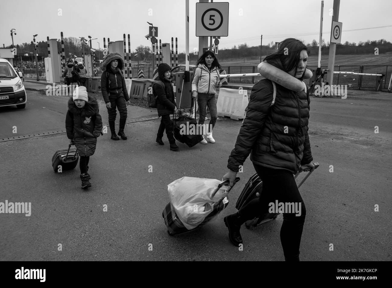 ©Michael Bunel / le Pictorium/MAXPPP - Medyka 03/03/2022 Michael Bunel / le Pictorium - 3/3/2022 - Poologne / Medyka - Femmes et enfants traversato le poste frontiere de Medyka qui marquent leurs entrees dans l'Union europeene via la Poologne. Selon l'ONU, depuis le debut de l'invasion de l'Ukraine par l'armee russe, pres d'un million de personnes auraient fuit le Pays. 3 marzo 2022. Medyka, Poologne. / 3/3/2022 - Polonia / Medyka - Donne e bambini attraversano il posto di frontiera di Medyka, che segna il loro ingresso nell'Unione europea attraverso la Polonia. Secondo le Nazioni Unite, dall'inizio dell'invasione Foto Stock