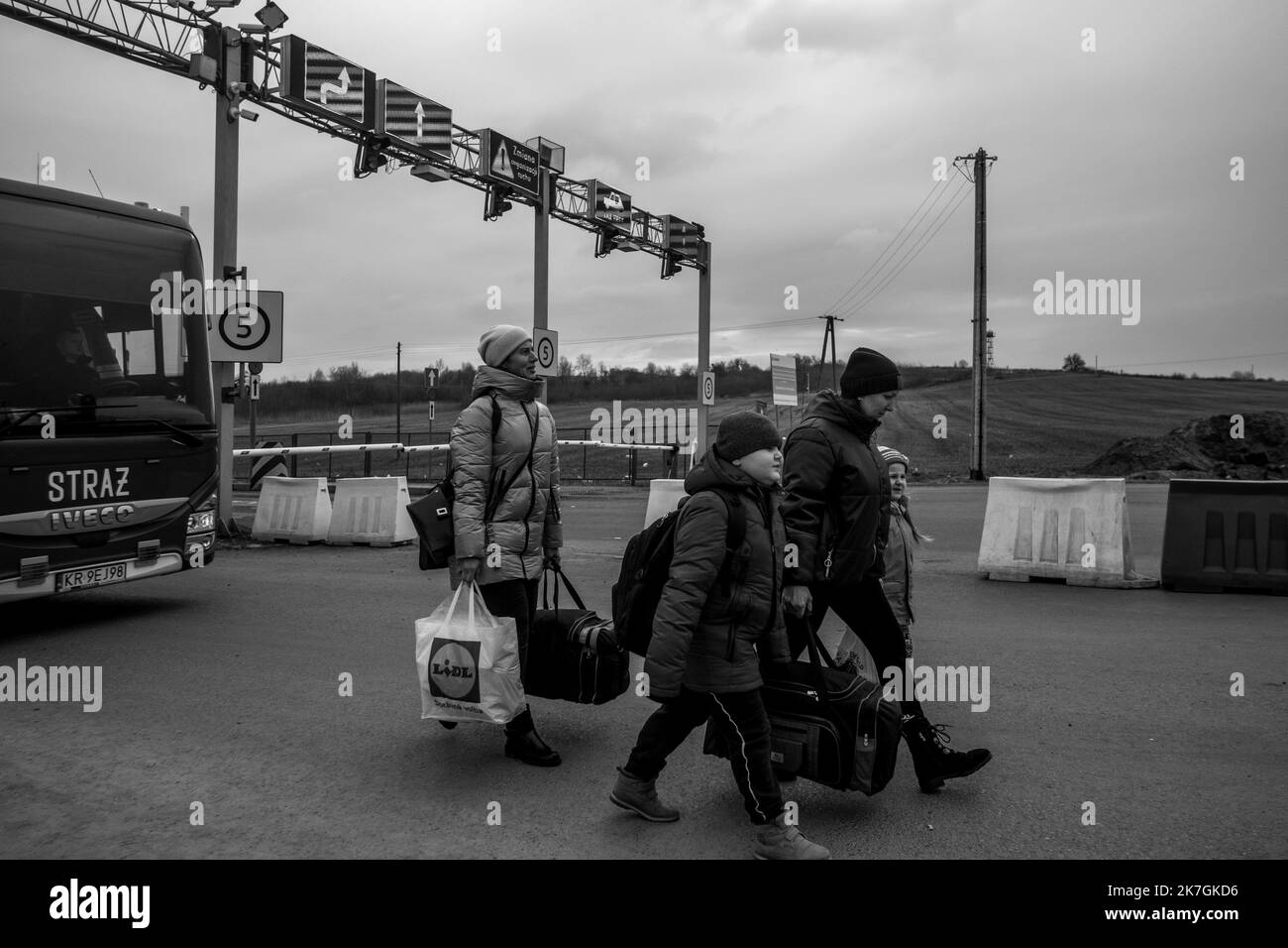 ©Michael Bunel / le Pictorium/MAXPPP - Medyka 03/03/2022 Michael Bunel / le Pictorium - 3/3/2022 - Poologne / Medyka - Femmes et enfants traversato le poste frontiere de Medyka qui marquent leurs entrees dans l'Union europeene via la Poologne. Selon l'ONU, depuis le debut de l'invasion de l'Ukraine par l'armee russe, pres d'un million de personnes auraient fuit le Pays. 3 marzo 2022. Medyka, Poologne. / 3/3/2022 - Polonia / Medyka - Donne e bambini attraversano il posto di frontiera di Medyka, che segna il loro ingresso nell'Unione europea attraverso la Polonia. Secondo le Nazioni Unite, dall'inizio dell'invasione Foto Stock