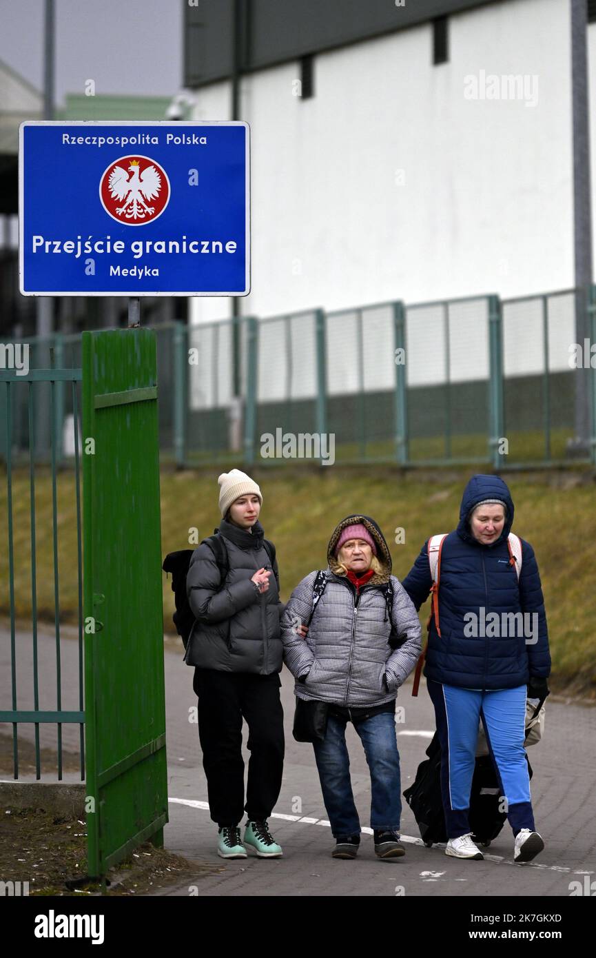 ©PHOTOPQR/L'EST REPUBLICAIN/ALEXANDRE MARCHI ; MEDIKA ; 07/03/2022 ; SOCIETE - GUERRE EN UKRAINE - RUSSIE - UNION EUROPEENNE - FRONTIERE POLONAISE - REFUGIES UKRAINIENS - WAR - BORDER - REFUGES. Medika (PL) 7 marzo 2022. Des réfugiés ukrainiens arrivent au poste frontière de Medika en Poologne. La Poologne a déjà accueilli più d'un million de personnes fuyant l'invasione russe in Ucraina. Une guerre au porte de l'Europe. FOTO Alexandre MARCHI. – Arrivo massiccio di rifugiati ucraini al confine tra Polonia e Ucraina. Foto Stock