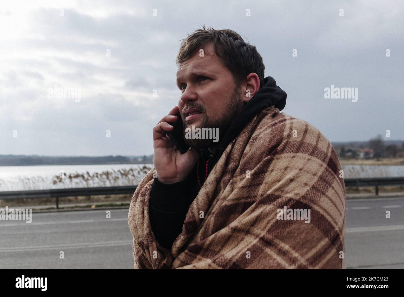 ©Jan Schmidt-Whitley/le Pictorium/MAXPPP - Hrebenne 07/03/2022 Jan Schmidt-Whitley/le Pictorium - 7/3/2022 - Poologne / Hrebenne / Hrebenne - Pavlo habitite en Espagne avec sa femme et sa fille, il a conduit 26 heures pour chercher sa, Galina (72 Vans Mere) et sa Mere (96) Qui ont fuit la ville de Kryvyi Rih grace a un chauffeur remunere 1000 euro pour le voyage. Au poste frontiere de Hrebenne des centaines de husties d'Ucraina fuient l'invasione russe tous les jours / 7/3/2022 - Polonia / Hrebenne / Hrebenne - Pavlo vive in Spagna con sua moglie e figlia, ha guidato 26 ore Foto Stock