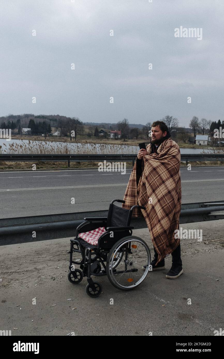 ©Jan Schmidt-Whitley/le Pictorium/MAXPPP - Hrebenne 07/03/2022 Jan Schmidt-Whitley/le Pictorium - 7/3/2022 - Poologne / Hrebenne / Hrebenne - Pavlo habitite en Espagne avec sa femme et sa fille, il a conduit 26 heures pour chercher sa, Galina (72 Vans Mere) et sa Mere (96) Qui ont fuit la ville de Kryvyi Rih grace a un chauffeur remunere 1000 euro pour le voyage. Au poste frontiere de Hrebenne des centaines de husties d'Ucraina fuient l'invasione russe tous les jours / 7/3/2022 - Polonia / Hrebenne / Hrebenne - Pavlo vive in Spagna con sua moglie e figlia, ha guidato 26 ore Foto Stock