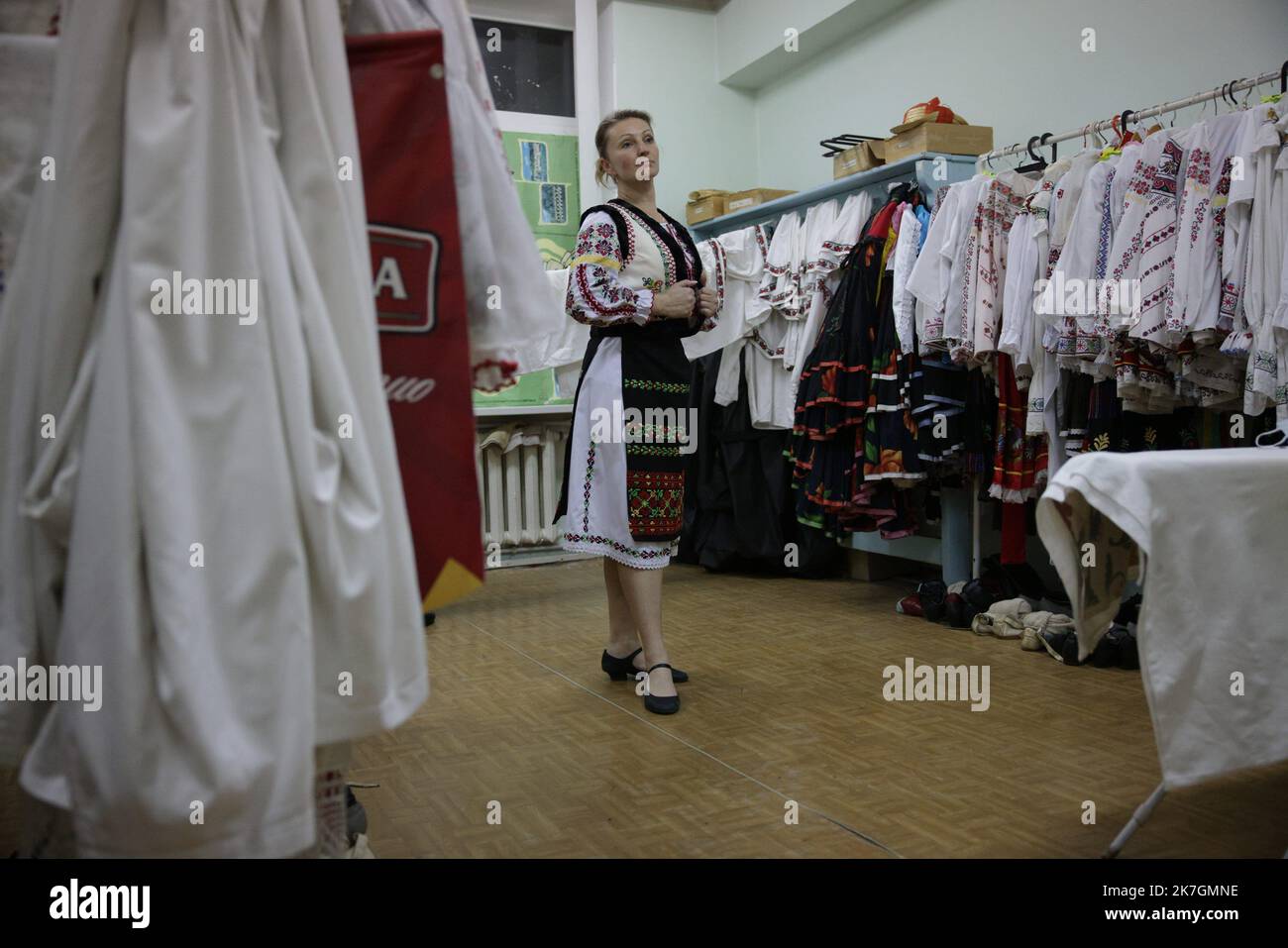 ©PHOTOPQR/LE PARISIEN/Olivier Arandel ; Tiraspol ; 18/11/2021 ; Tiraspol, Transnistrie République moldave du Dniestr Jeudi 18 novembre 2021 Groupe de danse Folklorique Viorika dirigé par le chorégraphe Igor ciobanu - Nov 2021. Transnistria, Repubblica moldavia di Dniester Foto Stock