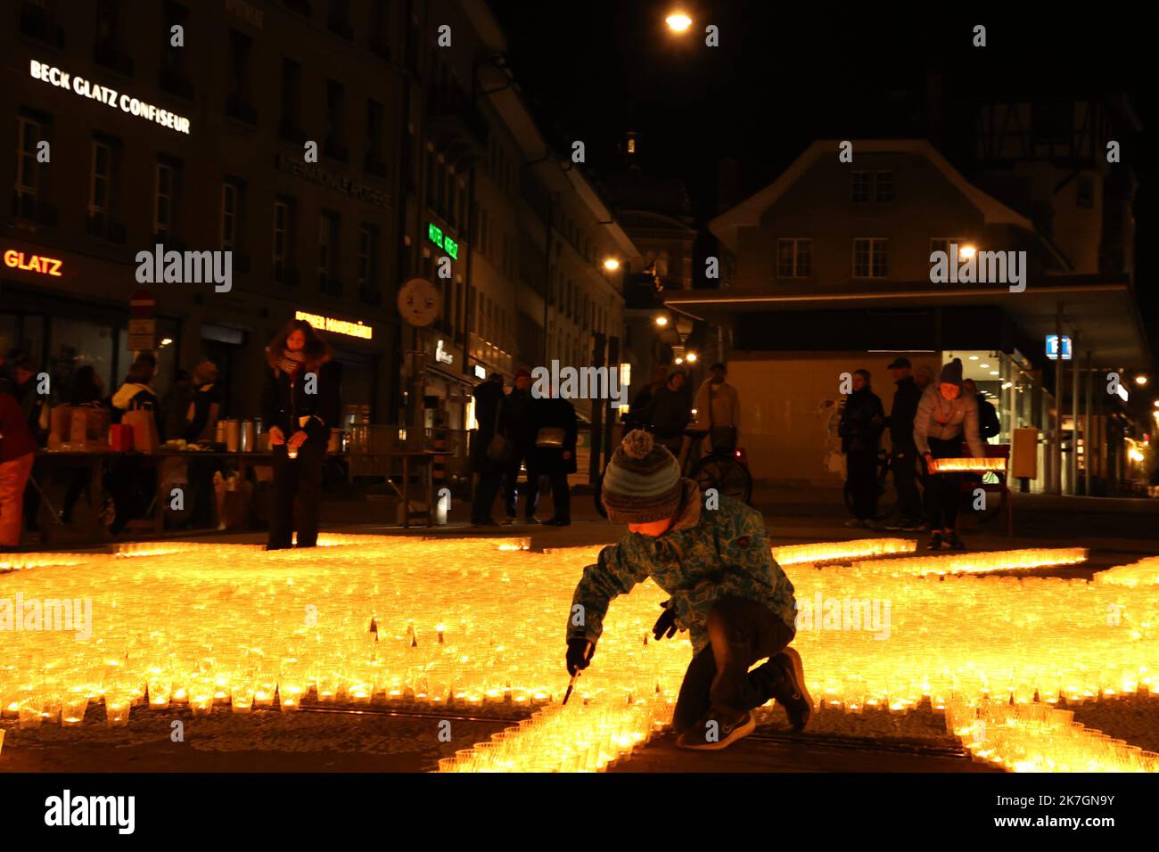 ©Francois Glories/MAXPPP - 11/03/2022 10.000 l'azione delle candele per la pace nella capitale svizzera Berna, le chiese nazionali, le comunità ebraiche e la "Offene Kirche Bern" invitano i cittadini ad accendere candele per la pace sulla Waisenhausplatz, vicino al Palazzo federale. Berna Svizzera. Marzo 11, 2022. Foto Stock