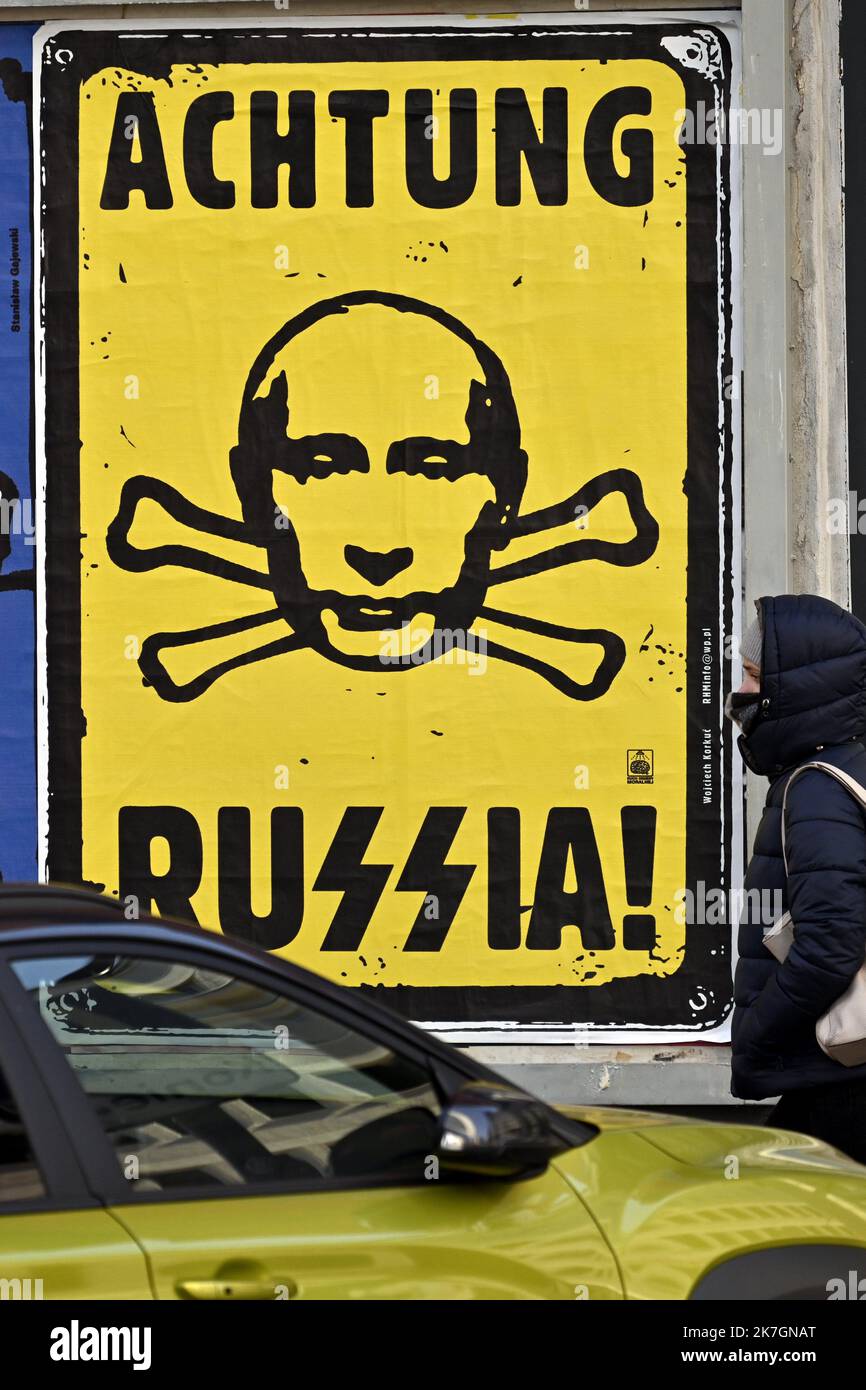 ©PHOTOPQR/L'EST REPUBLICAIN/ALEXANDRE MARCHI ; VARSAVIA ; 11/03/2022 ; GUERRE EN UCRAINA - CONFLIT - RUSSIE - RUSSIA - PUTIN - POUTINE - POSTER - GUERRA IN EUROPA - SS. Varsovie 11 marzo 2022. Une personne passe près d'une affiche anti-Poutine collée sur un mur, de la rue Nowogrodzka, avec l'inscription suivante 'Achtung Russia (Vladimir Poutine représenté en tête de mort)'. FOTO Alexandre MARCHI. Varsavia (POLONIA) 11 marzo 2022. Una persona passa davanti a un poster anti-Putin su un muro in via Nowogrodzka con la seguente iscrizione: "Achtung Russia (Vladimir Putin raffigurato come un cranio) Foto Stock