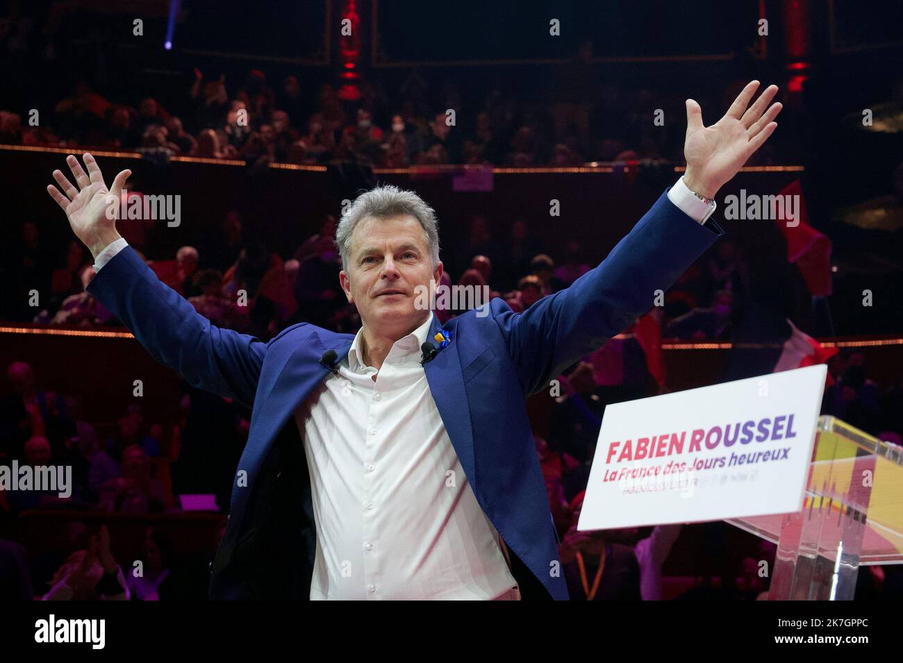 ©Julien Mattia / le Pictorium/MAXPPP - Parigi 11/03/2022 Julien Mattia / le Pictorium - 11/3/2022 - Francia / Ile-de-France / Parigi - Meeting du candidat communiste a l'election Presidentielle, Fabien Roussel au Cirque d'Hiver, le 10 Mars 2022, A Parigi / 11/3/2022 - Francia / Ile-de-France (regione) / Parigi - incontro del candidato comunista alle elezioni presidenziali, Fabien Roussel al Cirque d'Hiver, 10 marzo 2022, a Parigi Foto Stock