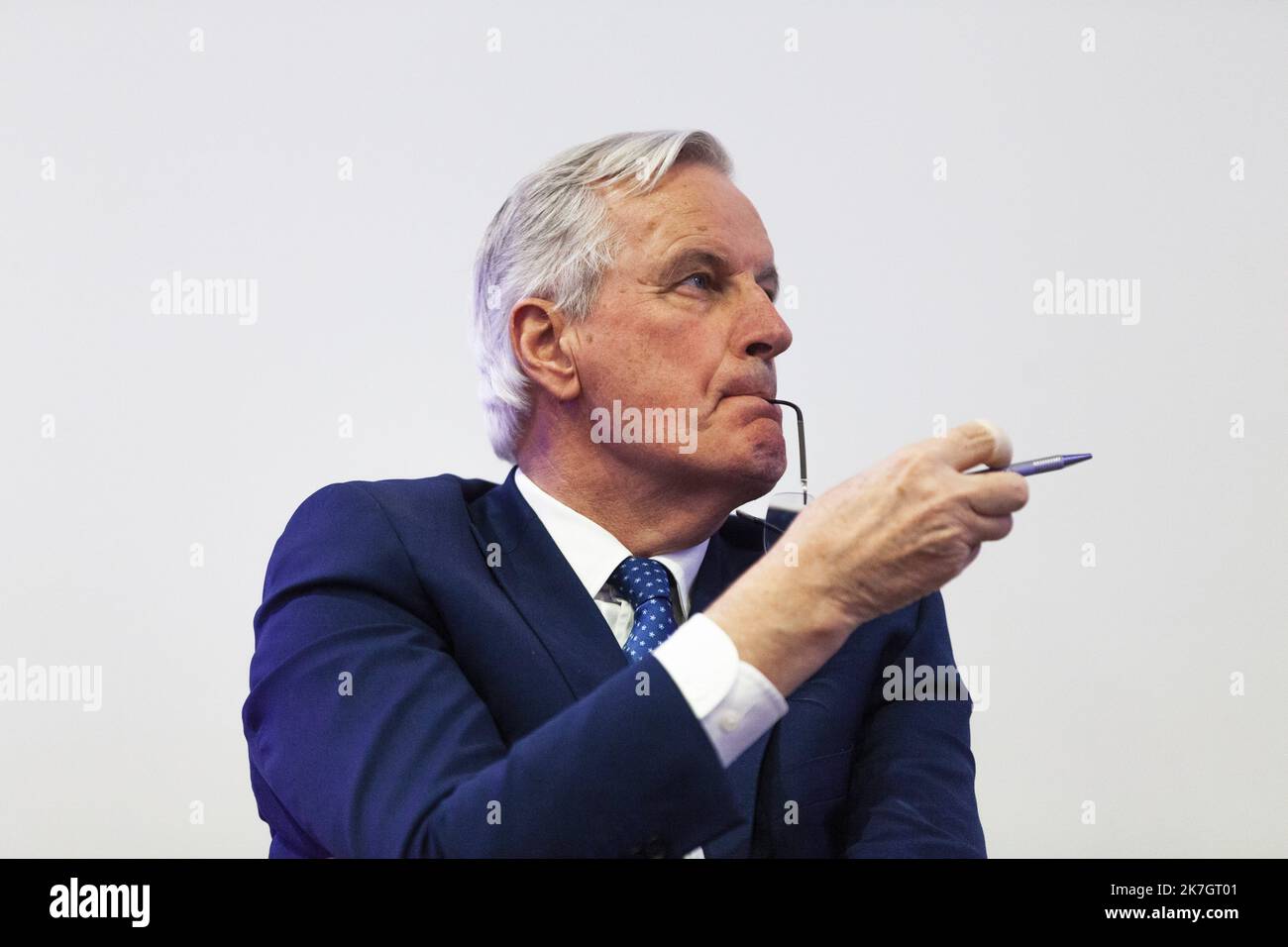 ©Nicolas Landemard / le Pictorium/MAXPPP - Bruxelles 11/03/2022 Nicolas Landemard / le Pictorium - 11/03/2022 - Belgique / Bruxelles / Bruxelles - l'ancien negociateur du Brexit, Michel Barnier donnait ce jour a Bruxelles un conference en soutien a Valerie Pecresse, candidate des Republicains (LR) en Presidentielles en elezioni pour France. Environ une centaine de personnes etaient venues l'ecouter (majoritairement des Francais de Belgique). / 11/03/2022 - Belgio / Bruxelles / Bruxelles - l'ex negoziatore della Brexit Michel Barnier ha tenuto oggi a Bruxelles una conferenza a sostegno di Valerie Pec Foto Stock