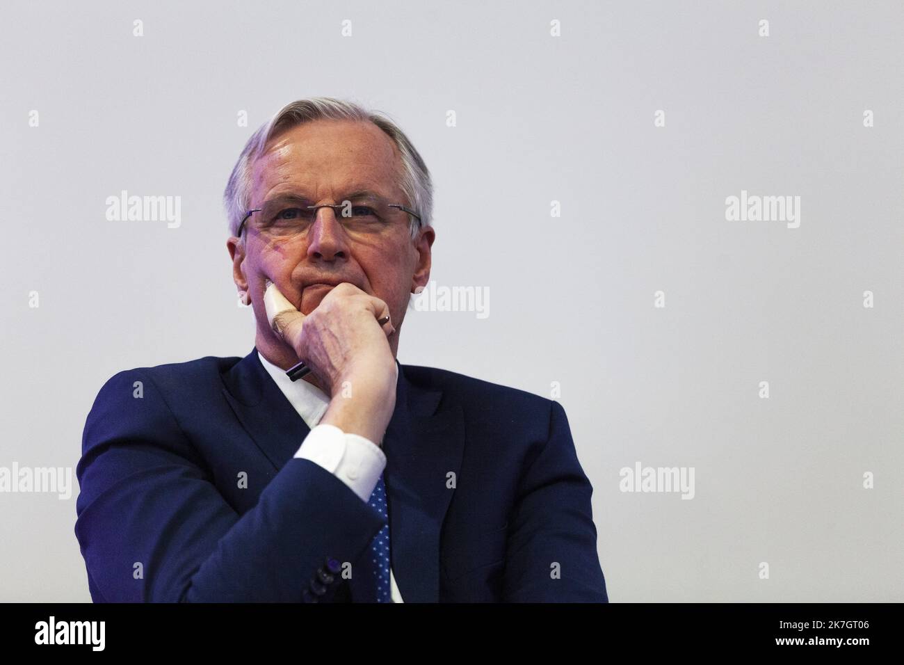 ©Nicolas Landemard / le Pictorium/MAXPPP - Bruxelles 11/03/2022 Nicolas Landemard / le Pictorium - 11/03/2022 - Belgique / Bruxelles / Bruxelles - l'ancien negociateur du Brexit, Michel Barnier donnait ce jour a Bruxelles un conference en soutien a Valerie Pecresse, candidate des Republicains (LR) en Presidentielles en elezioni pour France. Environ une centaine de personnes etaient venues l'ecouter (majoritairement des Francais de Belgique). / 11/03/2022 - Belgio / Bruxelles / Bruxelles - l'ex negoziatore della Brexit Michel Barnier ha tenuto oggi a Bruxelles una conferenza a sostegno di Valerie Pec Foto Stock