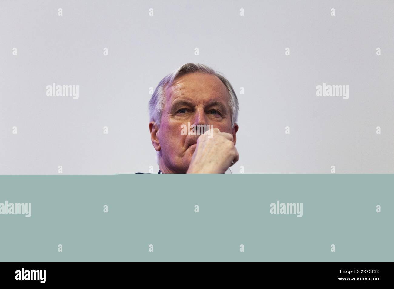 ©Nicolas Landemard / le Pictorium/MAXPPP - Bruxelles 11/03/2022 Nicolas Landemard / le Pictorium - 11/03/2022 - Belgique / Bruxelles / Bruxelles - l'ancien negociateur du Brexit, Michel Barnier donnait ce jour a Bruxelles un conference en soutien a Valerie Pecresse, candidate des Republicains (LR) en Presidentielles en elezioni pour France. Environ une centaine de personnes etaient venues l'ecouter (majoritairement des Francais de Belgique). / 11/03/2022 - Belgio / Bruxelles / Bruxelles - l'ex negoziatore della Brexit Michel Barnier ha tenuto oggi a Bruxelles una conferenza a sostegno di Valerie Pec Foto Stock