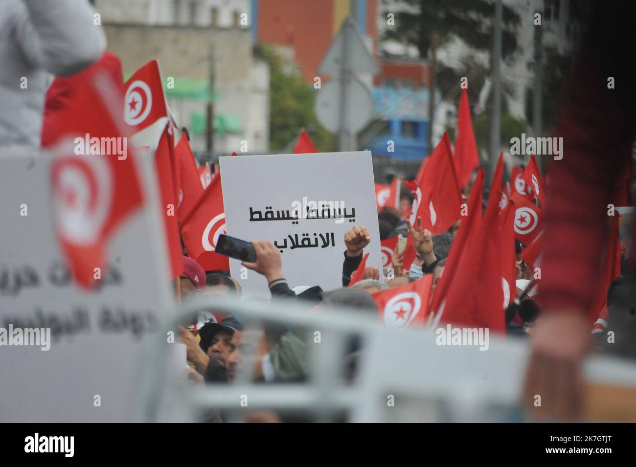 ©Yassine Mahjoub/MAXPPP - 20/03/2022 Tunisi, Tunisia 20 marzo 2022.il movimento dei cittadini contro il 'colpo di Stato' essenzialmente composto da sostenitori del movimento Ennahdha (Partito Islamico) organizza una manifestazione il 20 marzo a BARDO, a 5 km dal centro della città, Contro il processo del 25 luglio l'iniziativa del Presidente della Repubblica Kais Saied e di esprimere la solidarietà dei partecipanti con i prigionieri politici e rivendicare la loro liberazione secondo i capi del movimento. (Foto di Yassine Mahjoub /MAXPPP). Foto Stock