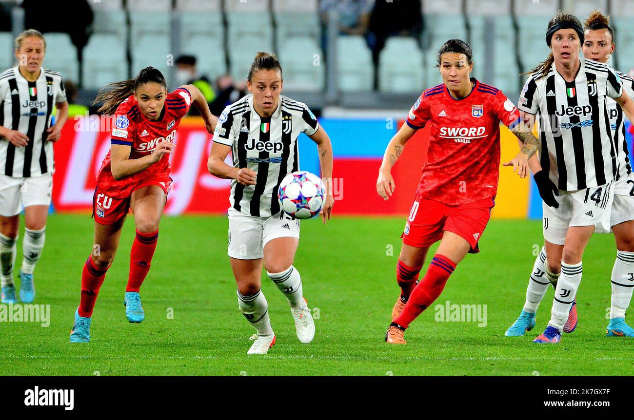 ©PHOTOPQR/LE PROGRES/Richard MOUILLAUD - Lyon 23/03/2022 - le 23/03/2022 Juventus OL Feminin UEFA -Quart de finalealler uefa foot feminin JUVENTUS TORINO OL Duel Delphine Cascarino Valentina Cernoia ; Dzsenifer Marozsan UEFA Champions League Donna partita di calcio - Juventus Donne vs Olympique Lyonnais Foto Stock