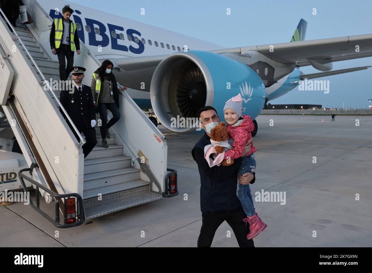 ©PHOTOPQR/LE PARISIEN/Philippe de Poulpiquet ; Orly ; 21/03/2022 ; Parigi, le 21 Mars 2022. le convoi de la vie. Arrivée d'enfants ukrainiens rapatriés en France. Guerre en Ukraine : une vingtaine d’enfants évacués pour poursuivre leur combat contre le cancer en France Après un dangereux périple de plusieurs jours, vingt enfants malades ukrainiens sont arrivés ce lundi soir sur notre sol. ILS seront pris en charge, avec leurs proches, dans des Hôpitaux en France où va se poursuivre leur lutte contre la maladie. Orly, Francia, marzo 21st 2022. I bambini affetti da cancro provenienti dall’Ucraina arrivano Foto Stock