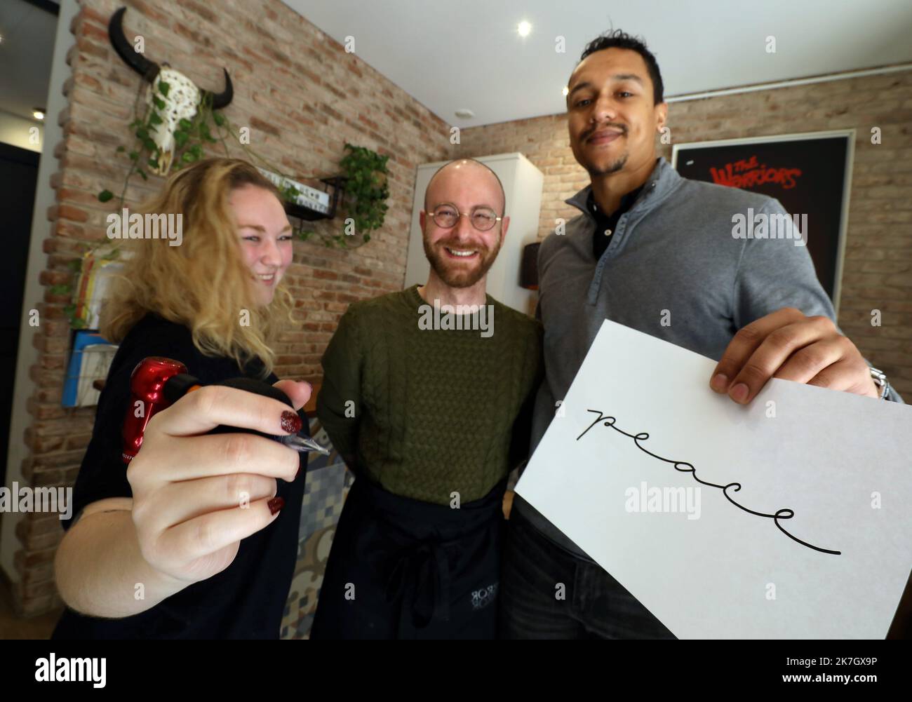 ©PHOTOPQR/NICE MATIN/Jean Francois Ottonello ; Monaco ; 23/03/2022 ; le salon de tatouage monégasque 10eme Art propose un tatouage Peace en échange d'un don minimum de 100 euros pour l'Ukraine, en partenariat avec la Croix-Rouge Monégasque - premici Fabrizio se fait tatouer pour la foche is. Monaco, 23rd 2022 10th marzo mostra di tatuaggio d'arte. Per 100 euro di donazioni per l'Ucraina si può ottenere un tatuaggio 'pace' Foto Stock