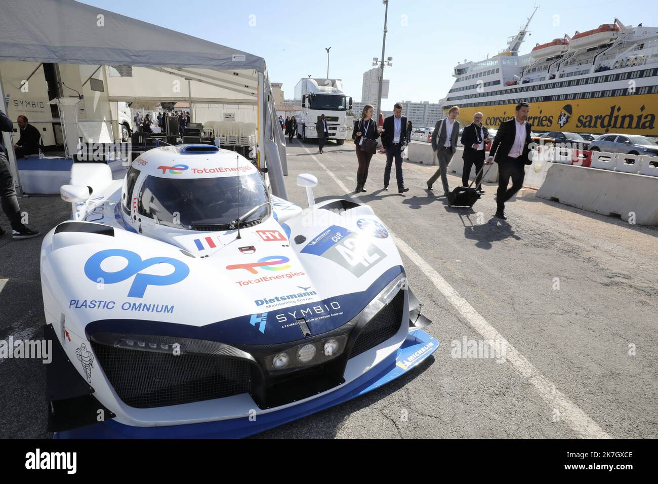 ©PHOTOPQR/NICE MATIN/Luc Boutria ; ; 24/03/2022 ; TOULON CAMION HYDROGENE SUR LE PORT DE TOULON CATHYOPE Port de Toulon, villaggio CATHyOPE (embarquement Corse) : lancement du camion CATHyOPE Premier poids-lourd électrique-hydrogène de 44 t. Séance de roulage, une première mondiale. Tolone, Francia, marzo 24th 2022 lancio del CATHyOPE Truck, il primo veicolo pesante da 44 tonnellate a idrogeno elettrico. Sessione di guida, una prima mondiale. Foto Stock