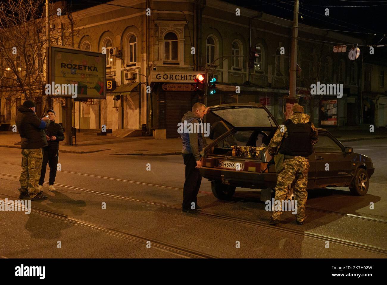 ©Gilles Bader / le Pictorium/MAXPPP - Odessa 28/03/2022 Gilles Bader / le Pictorium - 28/03/2022 - Ucraina / Odessa a - Odessa patrouille avec la Defense territoriale pendant le couvre feu, le but etant de debusquer les espions russes infiltres dans les rues d'Odessa ou les ukrainiens qui vendent des informations aux russes / 28/03/2022 - Ucraina / Odessa - Odessa pattuglie con la difesa territoriale durante il coprifuoco, L'obiettivo è quello di eliminare le spie russe infiltrate nelle strade di Odessa o ucraini che vendono informazioni ai russi Foto Stock