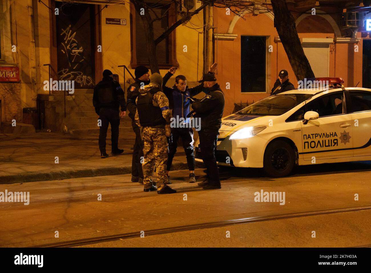 ©Gilles Bader / le Pictorium/MAXPPP - Odessa 28/03/2022 Gilles Bader / le Pictorium - 28/03/2022 - Ucraina / Odessa a - Odessa patrouille avec la Defense territoriale pendant le couvre feu, le but etant de debusquer les espions russes infiltres dans les rues d'Odessa ou les ukrainiens qui vendent des informations aux russes / 28/03/2022 - Ucraina / Odessa - Odessa pattuglie con la difesa territoriale durante il coprifuoco, L'obiettivo è quello di eliminare le spie russe infiltrate nelle strade di Odessa o ucraini che vendono informazioni ai russi Foto Stock