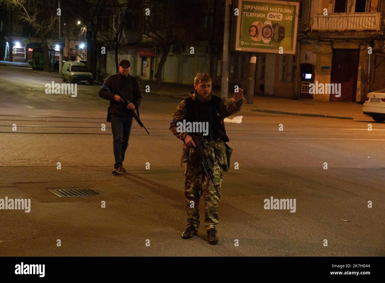 ©Gilles Bader / le Pictorium/MAXPPP - Odessa 28/03/2022 Gilles Bader / le Pictorium - 28/03/2022 - Ucraina / Odessa a - Odessa patrouille avec la Defense territoriale pendant le couvre feu, le but etant de debusquer les espions russes infiltres dans les rues d'Odessa ou les ukrainiens qui vendent des informations aux russes / 28/03/2022 - Ucraina / Odessa - Odessa pattuglie con la difesa territoriale durante il coprifuoco, L'obiettivo è quello di eliminare le spie russe infiltrate nelle strade di Odessa o ucraini che vendono informazioni ai russi Foto Stock