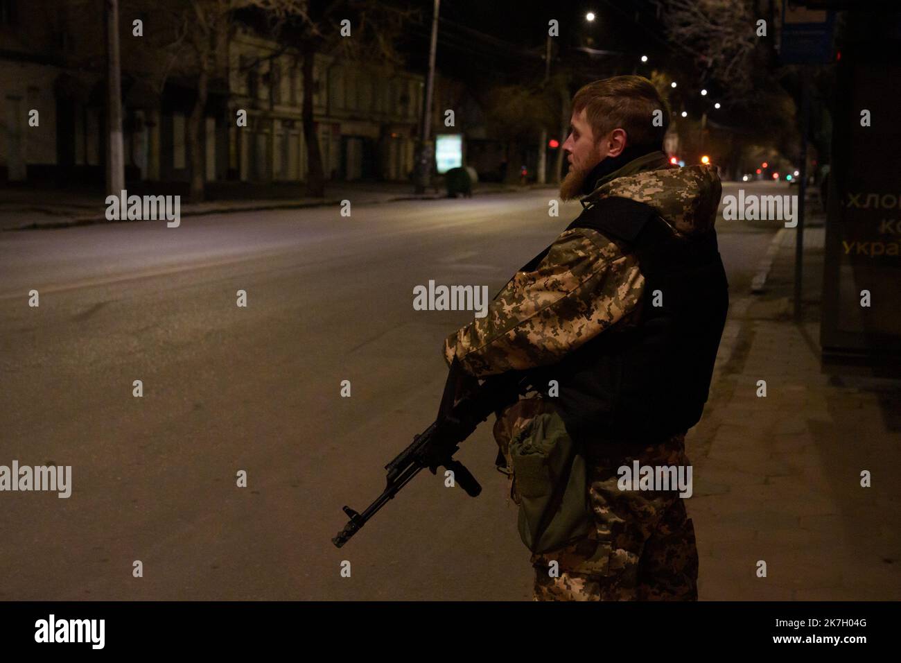 ©Gilles Bader / le Pictorium/MAXPPP - Odessa 28/03/2022 Gilles Bader / le Pictorium - 28/03/2022 - Ucraina / Odessa a - Odessa patrouille avec la Defense territoriale pendant le couvre feu, le but etant de debusquer les espions russes infiltres dans les rues d'Odessa ou les ukrainiens qui vendent des informations aux russes / 28/03/2022 - Ucraina / Odessa - Odessa pattuglie con la difesa territoriale durante il coprifuoco, L'obiettivo è quello di eliminare le spie russe infiltrate nelle strade di Odessa o ucraini che vendono informazioni ai russi Foto Stock