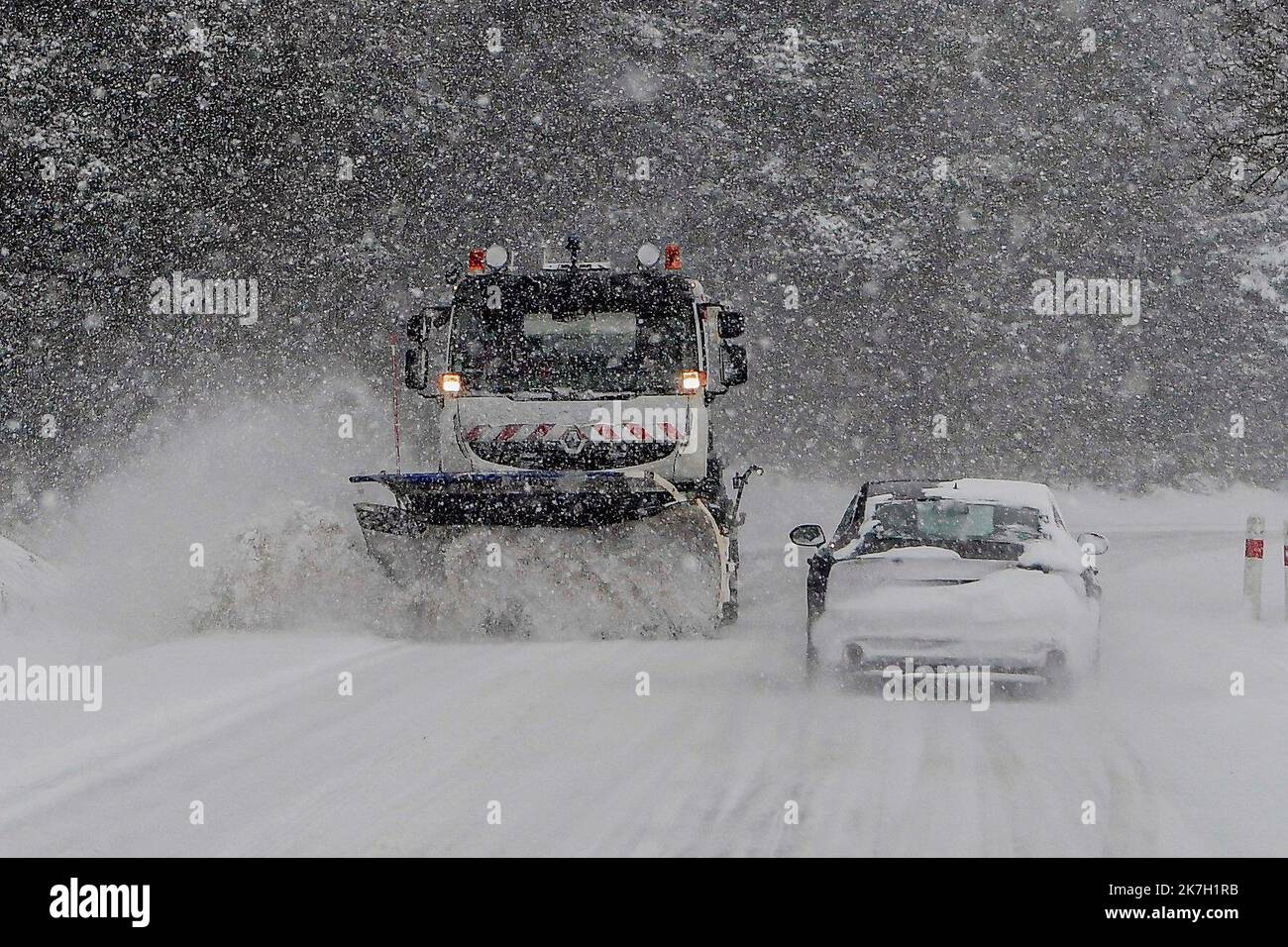 ©PHOTOPQR/LA MONTAGNE/Richard BRUNEL ; ; 02/04/2022 ; Meteo Neige gel Circulation, Printemps, chasse neige vers col de la Ventouse, Puy de Dome le 02/04/2022 Photo R Brunel - ONDE FREDDE E NEVE IN FRANCIA Foto Stock