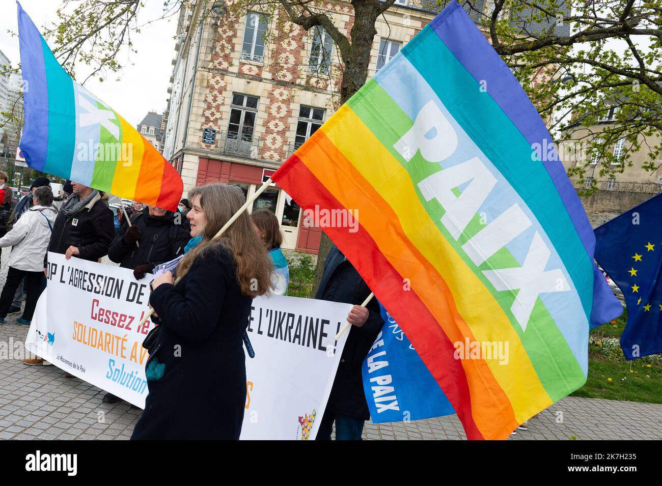 ©PHOTOPQR/OUEST FRANCE/Mathieu Pattier ; Rennes ; 02/04/2022 ; Environ 80 personnes se sont assemblées devant une agence banquaire Société Générale afin de dénoncer l'invasion de l'Ukraine par la Russie et les entreprises franceses qui continuent leurs activités avec la Russie. – Circa 80 persone si sono riunite di fronte a un'agenzia bancaria della Societe Generale per denunciare l'invasione dell'Ucraina da parte della Russia e delle società francesi che continuano le loro attività con la Russia. Foto Stock