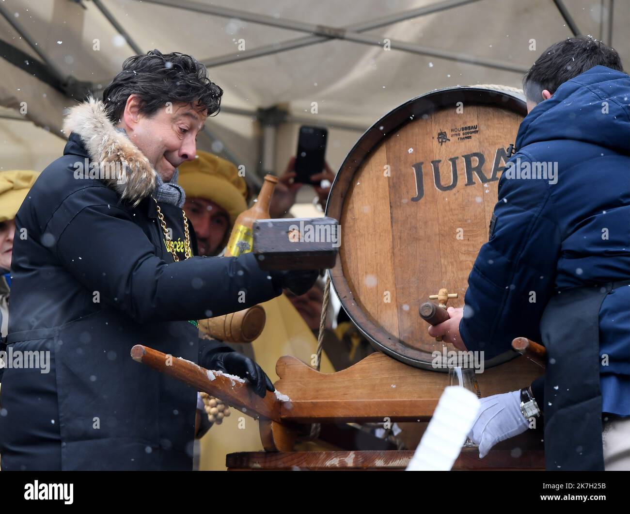 ©PHOTOPQR/LE PROGRES/Catherine AULAZ - Cramans 02/04/2022 - Percée du vin jaune - 2 avril 2022 -24e édition de la Percée du vin jaune à Cramans (Giura). Laurent Gerra était le parrain de cette édition 2022 (à gauche) - 24th° edizione della rivoluzione del vino giallo a Cramans (Giura). Foto Stock