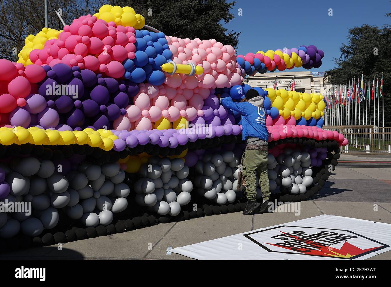 ©Francois Glories/MAXPPP - 05/04/2022 handicap International crea un carro armato a Ginevra, in Svizzera. In occasione di un nuovo ciclo di negoziati, Che si svolgerà dal 6 al 8 aprile presso le Nazioni Unite a Ginevra, handicap International sta installando un serbatoio a grandezza naturale realizzato interamente in palloncini di lattice biodegradabili di fronte alle Nazioni Unite, accanto alla sedia rotta. 50 milioni di persone sono colpite da conflitti nelle aree urbane e attualmente in Ucraina. Svizzera, Ginevra. Aprile, 05 2022. Foto Stock