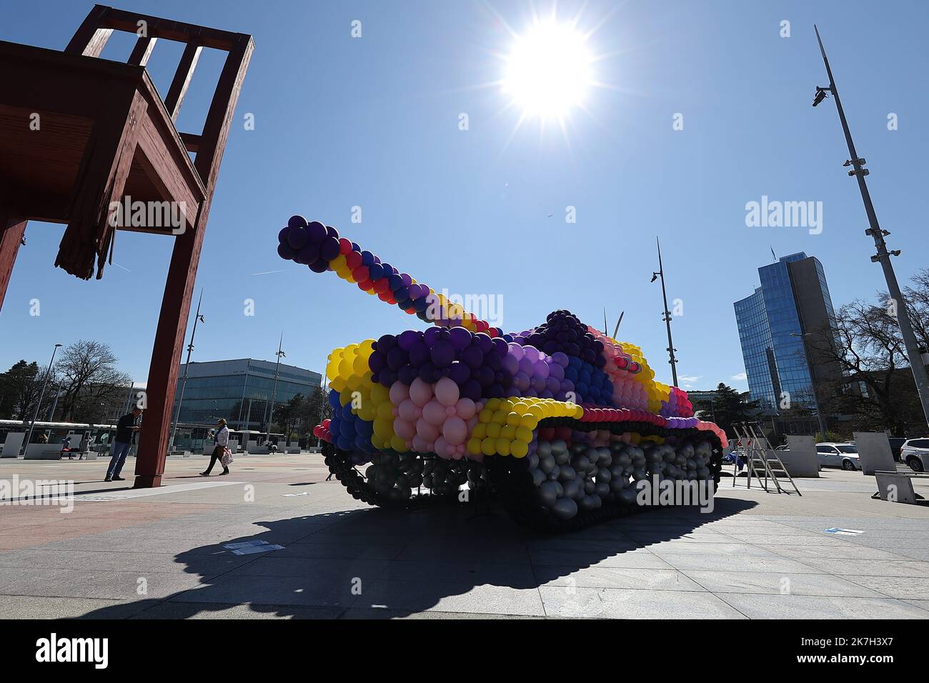 ©Francois Glories/MAXPPP - 05/04/2022 handicap International crea un carro armato a Ginevra, in Svizzera. In occasione di un nuovo ciclo di negoziati, Che si svolgerà dal 6 al 8 aprile presso le Nazioni Unite a Ginevra, handicap International sta installando un serbatoio a grandezza naturale realizzato interamente in palloncini di lattice biodegradabili di fronte alle Nazioni Unite, accanto alla sedia rotta. 50 milioni di persone sono colpite da conflitti nelle aree urbane e attualmente in Ucraina. Svizzera, Ginevra. Aprile, 05 2022. Foto Stock