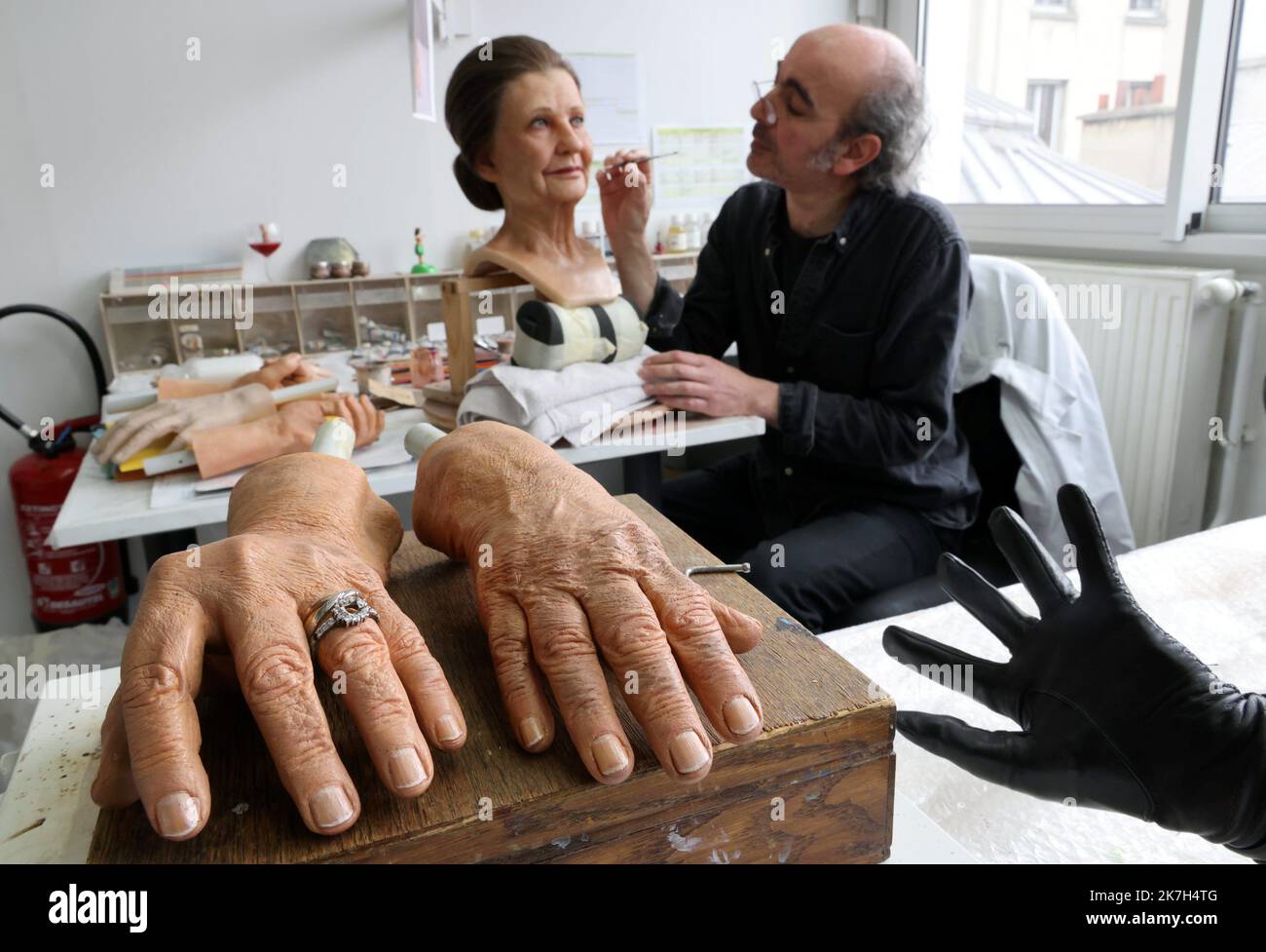 ©PHOTOPQR/LE PARISIEN/Delphine Goldsztejn ; Paris ; 29/03/2022 ; Musée Grévin, 10 Bd Montmartre 75009 Paris Patrimoine sur la photo : Eric Deshayes, peintre ristorateur Simone Weil, au Premier plan les Mains de Simone Weil et en noir celle de Lady Gaga le 29/03/2022 Photo : Delphine Goldsztejn le salon de beauté, dans les coulisses du musée Grévin Paris, France, march 29th 2022. Dietro le quinte del salone di bellezza star del museo Grévin con quasi 2000 personalità ricreate dalla sua apertura nel 1882, di cui 250 sono in mostra, la figura di cera museo Grévin è il regno parigino o Foto Stock