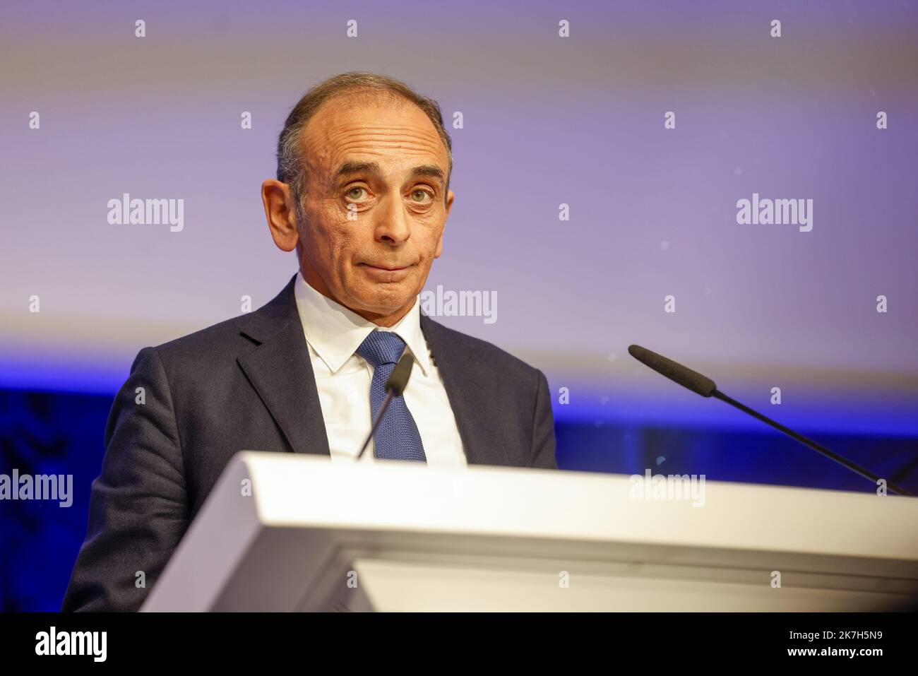 ©PHOTOPQR/LE PARISIEN/ARNAUD DUMONTIER ; Paris ; 10/04/2022 ; Paris, dimanche 10 avril 2022 - Maison de la Mutualité Premier tour des élections présidentielles 2022 - Eric Zemmour obtient 7% © Arnaud Dumontier pour le Parisien Partito francese di estrema destra Reconnete! Il candidato presidenziale Eric Zemmour si rivolge ai sostenitori del partito a Parigi il 10 aprile 2022, Foto Stock