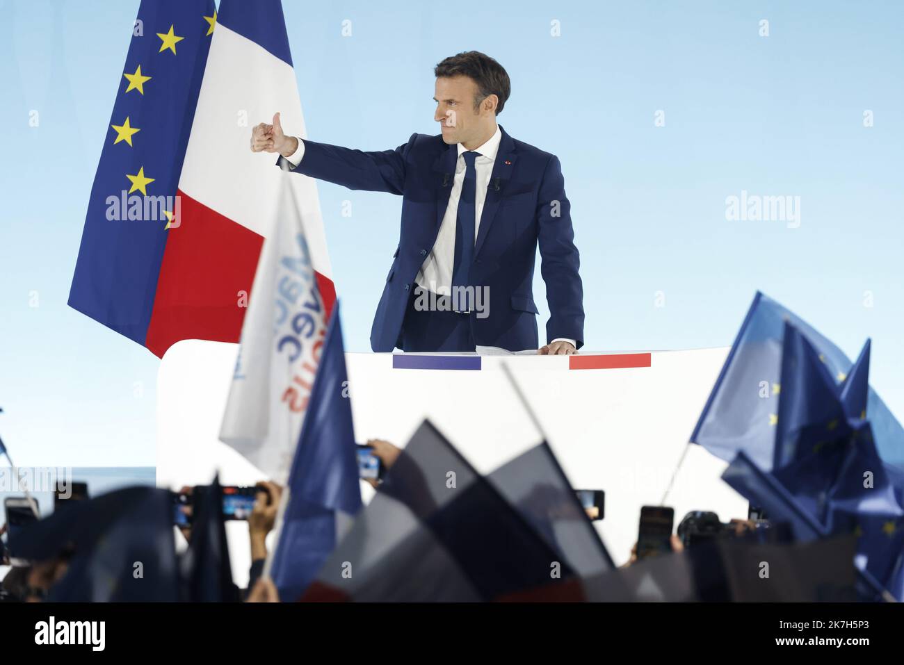 ©PHOTOPQR/LE PARISIEN/olivier corsan ; Paris ; 10/04/2022 ; Paris, France, le 10 avril 2022. Emmanuel Macron, le president-candidat de LREM la République en Marche à l'élection présidentielle a réuni pour cette soirée du Premier tour ses soutiens dans le hall 6 du parc d'exposition de la Porte de Versailles. MAG2022 Emmanuel Macron, presidente candidato di LREM la République en Marche alle elezioni presidenziali, ha riunito i suoi sostenitori per questa sera del primo round nel padiglione 6 del centro espositivo Porte de Versailles. Foto Stock