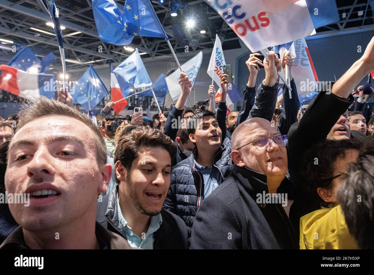 ©Olivier Donnars / le Pictorium/MAXPPP - Parigi 10/04/2022 Olivier Donnars / le Pictorium - 10/4/2022 - Francia / Ile-de-France / Parigi - Soiree elettoriale des militants d'Emmanuel macron lors du 1er tour des elections Presidentielles au parc des expositions de la porte de Versailles (Parigi). / 10/4/2022 - Francia / Ile-de-France (regione) / Parigi - serata elettorale degli attivisti di Emmanuel Macron durante il 1st° turno delle elezioni presidenziali al Parc des Expositions de la porte de Versailles (Parigi). Foto Stock