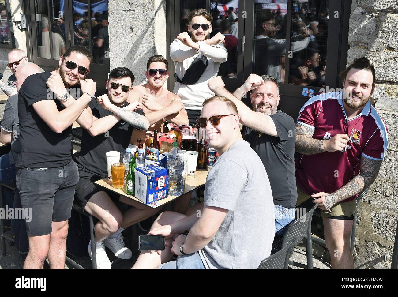 ©PHOTOPQR/LE PROGRES/Stéphane GUIOCHON - Lione 2e Arrondissement 14/04/2022 - Match Europa League OL-West Ham -A Décines au Groupama Stadium match retour des 1/4 de finale de l'Europa League OL - West Ham ici en centre ville de Lyon les supporters de West Ham en rassemblement boire quelques bières - pour Lione, Francia, aprile 14th 2022. Calcio - tifosi del prosciutto occidentale prima della partita dell'Europa League contro OL Foto Stock