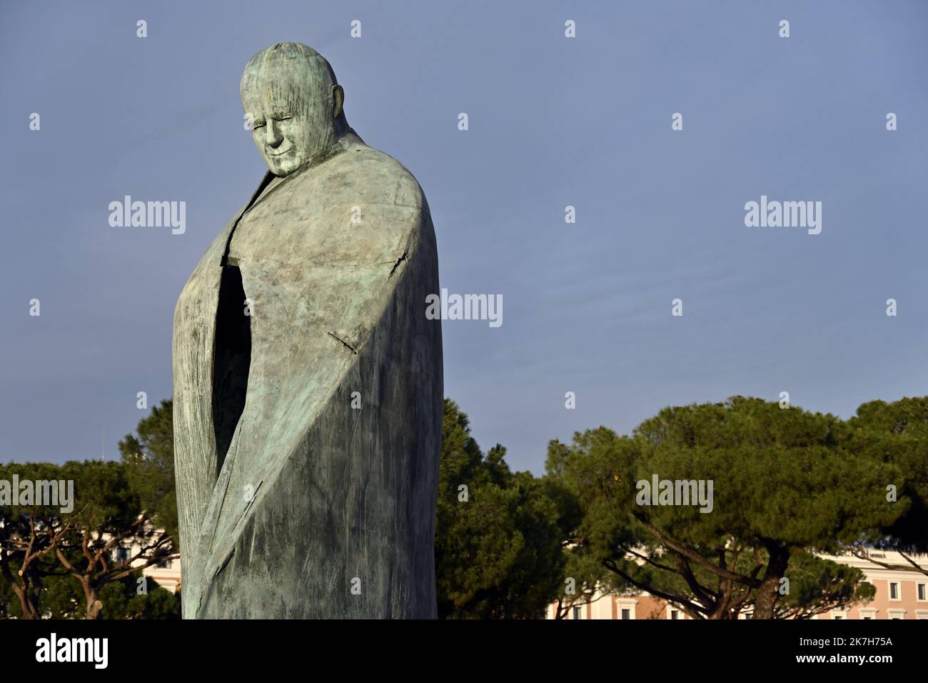 ©PHOTOPQR/L'EST REPUBLICAIN/ALEXANDRE MARCHI ; ROMA ; 13/04/2022 ; RELIGIONE CATHOLIQUE - CHRETIEN - STATUINE DE JEAN PAUL II - PAPE. Roma 13 avril 2022. La statua abstraite de 5 mètres de haut du Pape Jean-Paul II (Karol Jozef Wotjyla) par le sculpteur Oliviero RAINALDI près de la gare Termini de Rome. - Roma, 13th 2022 aprile Papa Giovanni Paolo II scultura vicino alla stazione Termini Foto Stock