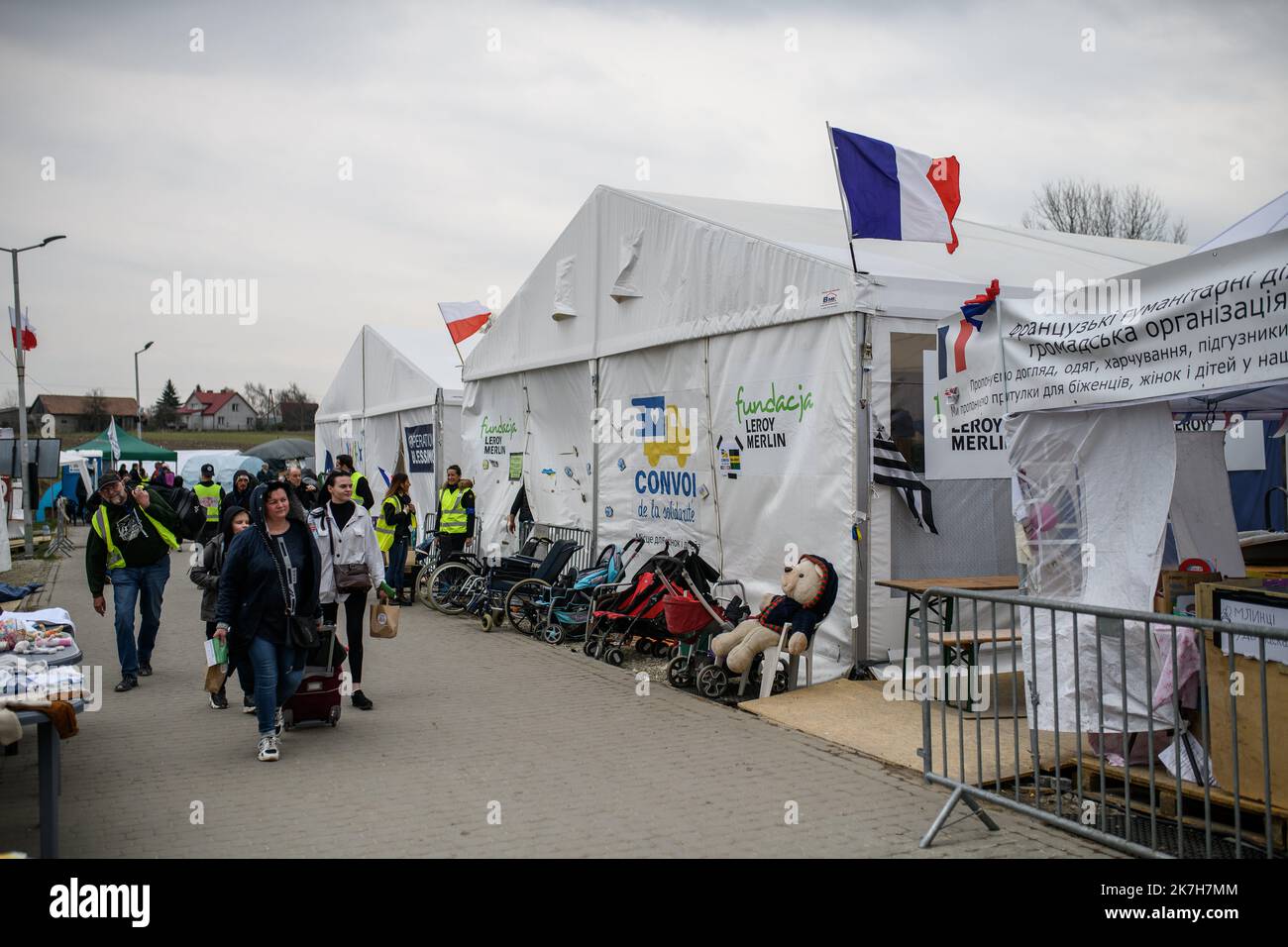 ©PHOTOPQR/VOIX DU NORD/PASCAL BONNIERE ; 15/04/2022 ; MEDYKA ( POLOGNE ) 15.04.2022 Les ukrainiens rejoignent leur paga a la frontiere de Medyka , alors que le paga est toujours en guerre et que celui ci subit de nouveaux bombardiements rustes. Frontiere entre la Poologne et L Ukraine . Campi umanitaire cote Pollonais . ONG Francaise . FOTO PASCAL BONNIERE / LA VOIX DU NORD - Medyka, Polonia, aprile 15th 2022 gli ucraini fuggono dal loro paese come attacchi dell'esercito russo per settimane Ucraina Foto Stock