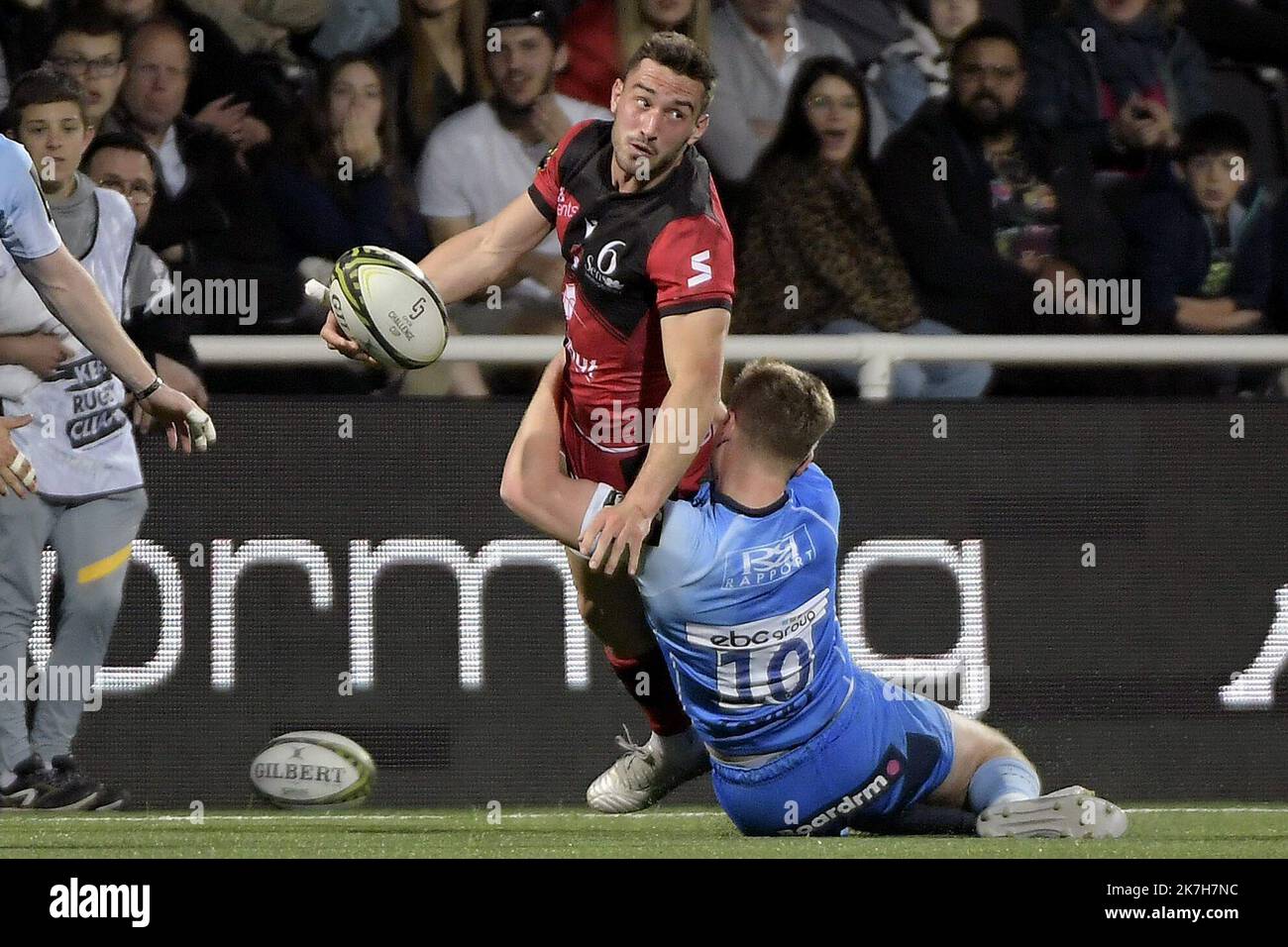 ©PHOTOPQR/LE PROGRES/Maxime JEGAT - Lyon 15/04/2022 - Rugby - Challenge Cup- Lyon reit Worcester à Lyon le 15 avril 2022 - Baptiste Couilloud (LOU) au cours du match entre le LOU Rugby (en rouge) et les Worcester Warriors (en bleu) au Matmut Stadium de Gerland à Lyon et comptant pour les huitièmes de finale du Challenge Cup, la Petite coupé d'Europe de Rugby. Aprile 15th 2022. Rugby. Coppa di sfida. Lione vs Worcester Foto Stock