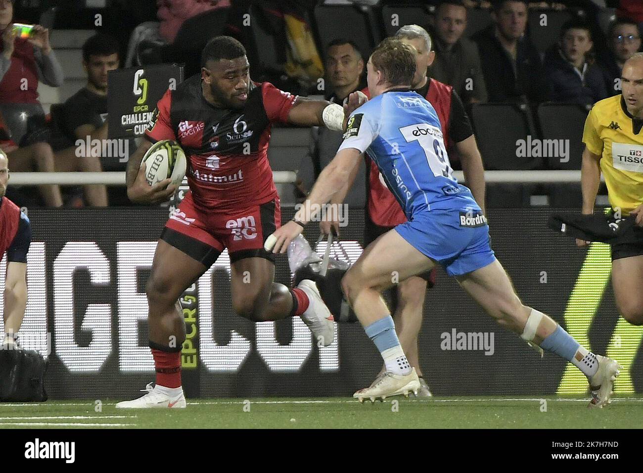 ©PHOTOPQR/LE PROGRES/Maxime JEGAT - Lyon 15/04/2022 - Rugby - Challenge Cup- Lyon reit Worcester à Lyon le 15 avril 2022 - Josua Tuisova (LOU) au cours du match entre le LOU Rugby (en rouge) et les Worcester Warriors (en bleu) au Matmut Stadium de Gerland à Lyon et comptant pour les huitièmes de finale du Challenge Cup, la Petite coupé d'Europe de Rugby. Aprile 15th 2022. Rugby. Coppa di sfida. Lione vs Worcester Foto Stock