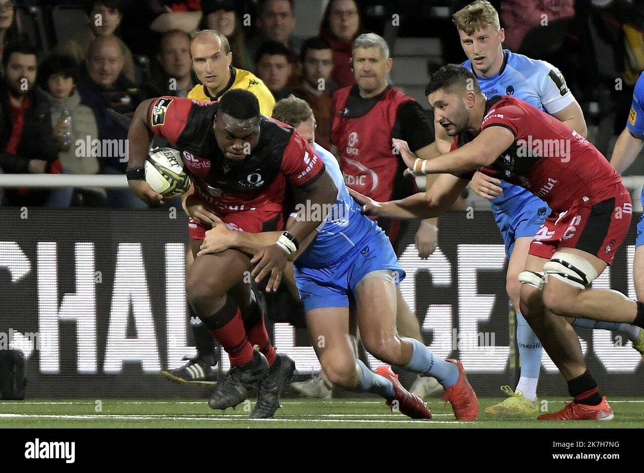 ©PHOTOPQR/LE PROGRES/Maxime JEGAT - Lyon 15/04/2022 - Rugby - Challenge Cup- Lyon reit Worcester à Lyon le 15 avril 2022 -Demba Bamba (LOU) au cours du match entre le LOU Rugby (en rouge) et les Worcester Warriors (en bleu) au Matmut Stadium de Gerland à Lyon et comptant pour les huitièmes de finale du Challenge Cup, la Petite coupé d'Europe de Rugby. Aprile 15th 2022. Rugby. Coppa di sfida. Lione vs Worcester Foto Stock