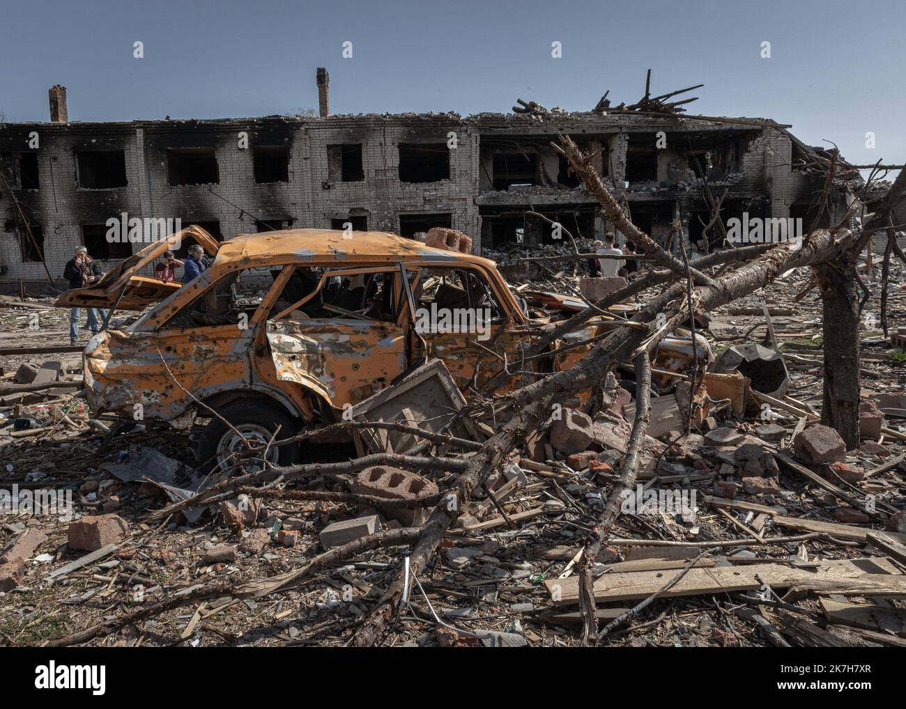 ©Sadak Souici / le Pictorium/MAXPPP - Tchernihiv 15/04/2022 Sadak Souici / le Pictorium - 15/4/2022 - Ucraina / Tchernihiv - une voiture severement endommagee par les bombardiements git dans le quartier de Novoselivka, a Tchernihiv. Tchernihiv, au nord est de Kyiv proche de la frontiere avec la bielorussie, a subit de plein fouet l'avancee russe. Bombardee de maniere intensive, les envahisseurs tenterent dix fois, en vain, d'occuper la ville. Une operation qui couta tres cher a la ville, donnant lieu a des quartiers entierement detruits, des immeubles eventres, et des vies brisees. Selon le gou Foto Stock