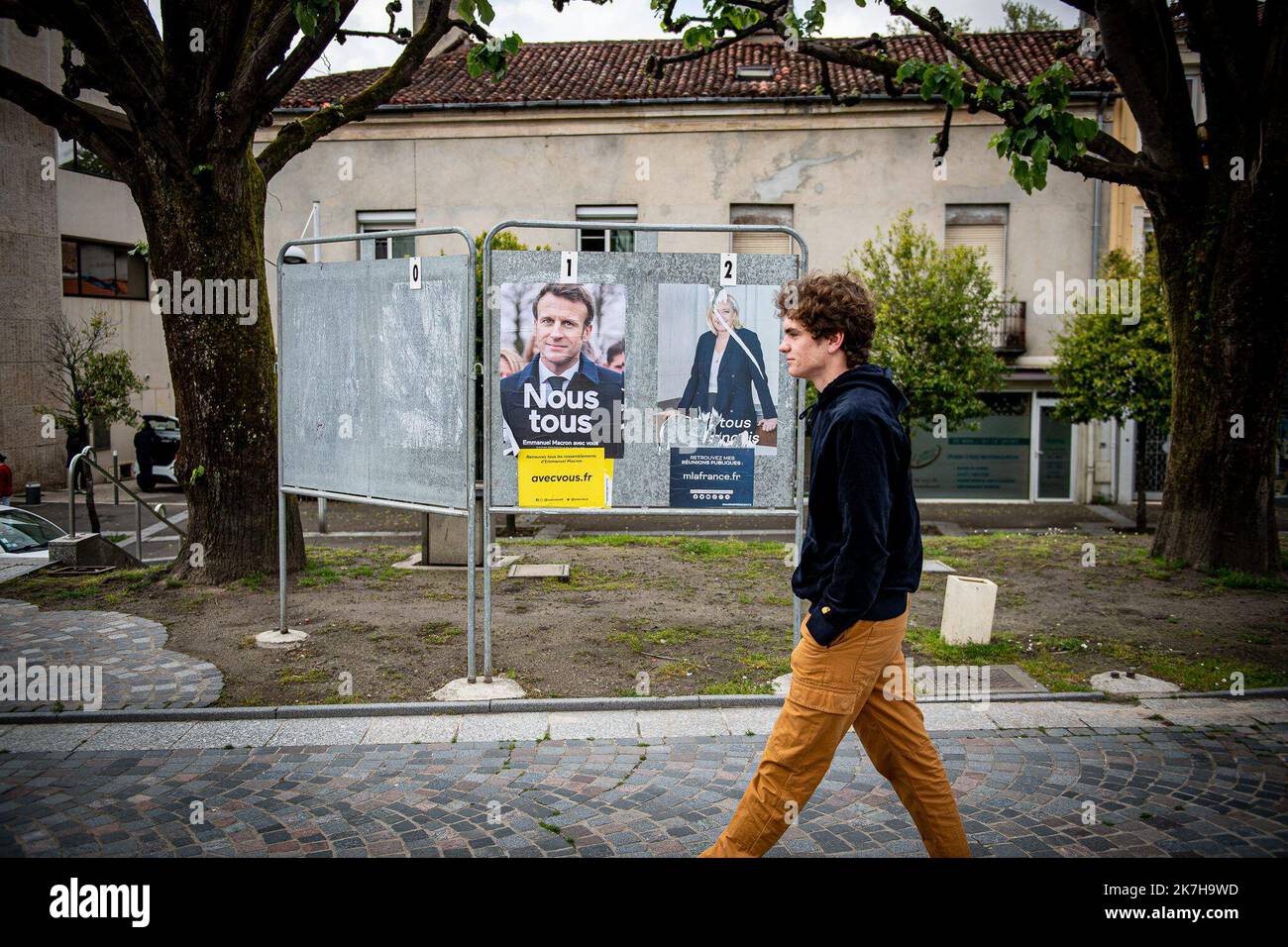 Â©PHOTOPQR/SUD OUEST/Thibault Touremonde ; Mont-de-Marsan ; 24/04/2022 ; panneaux affiches election prÃ©sidentielles 2022 emmanuel macron et marine le pen seconda visita illustrativa devant la mairie de mont de marsan - atmosfera 2nd° turno di elezioni presidenziali francesi tra Emmanuel-Macron e Marine-le-Pen Foto Stock