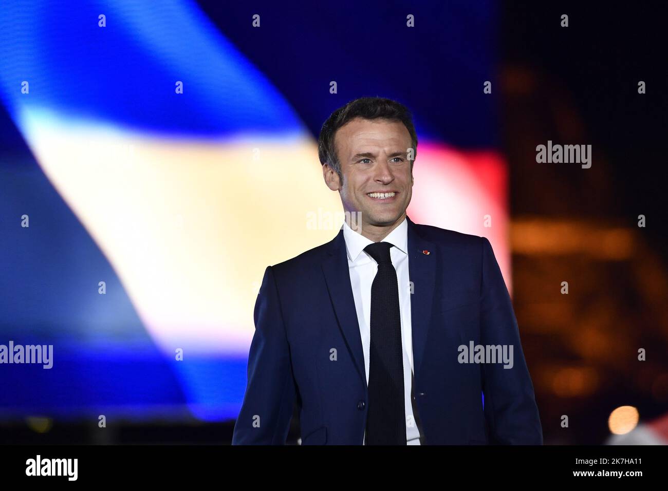 ©Julien Mattia / le Pictorium/MAXPPP - Parigi 24/02/2016 Julien Mattia / le Pictorium - 24/2/2016 - Francia / Ile-de-France / Parigi - Discours d'Emmanuel Macron suite a sa reelection au Champs de Mars a Parigi. Le president de la republique Sortant Emmanuel Macron, est reelu en ce 24 avril 2022 en battant figlio avversario du RN Marine le Pen. / 24/2/2016 - Francia / Ile-de-France (regione) / Parigi - discorso di Emmanuel Macron a seguito della sua rielezione agli Champs de Mars di Parigi. Il presidente uscente della repubblica Emmanuel Macron, è rieletto in questo 24 aprile 2022 battendo il suo avversario di Th Foto Stock