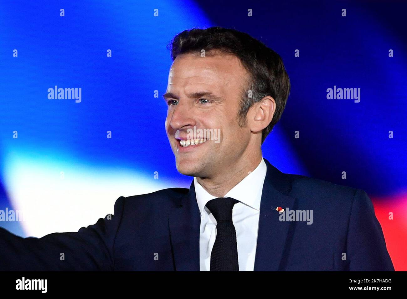 ©Julien Mattia / le Pictorium/MAXPPP - Parigi 25/04/2022 Julien Mattia / le Pictorium - 25/4/2022 - Francia / Ile-de-France / Parigi - Discours d'Emmanuel Macron suite a sa reelection au Champs de Mars a Parigi. Le president de la republique Sortant Emmanuel Macron, est reelu en ce 24 avril 2022 en battant figlio avversario du RN Marine le Pen. / 25/4/2022 - Francia / Ile-de-France (regione) / Parigi - discorso di Emmanuel Macron a seguito della sua rielezione agli Champs de Mars di Parigi. Il presidente uscente della repubblica Emmanuel Macron, è rieletto in questo 24 aprile 2022 battendo il suo avversario di Th Foto Stock